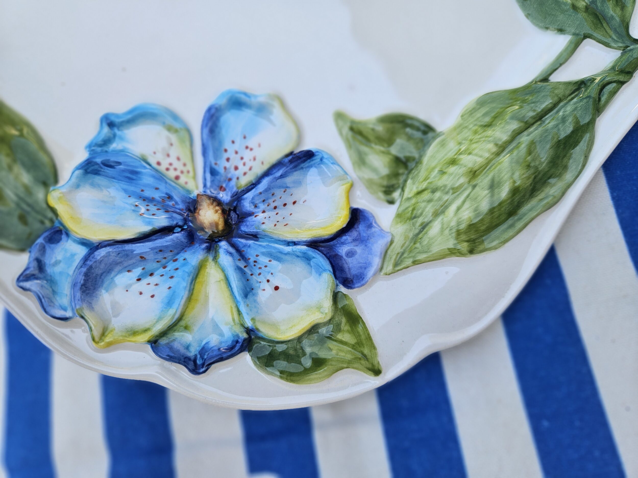 les-ottomans-tablett-quadratisch-aus-keramik-blaue-blumen image 3