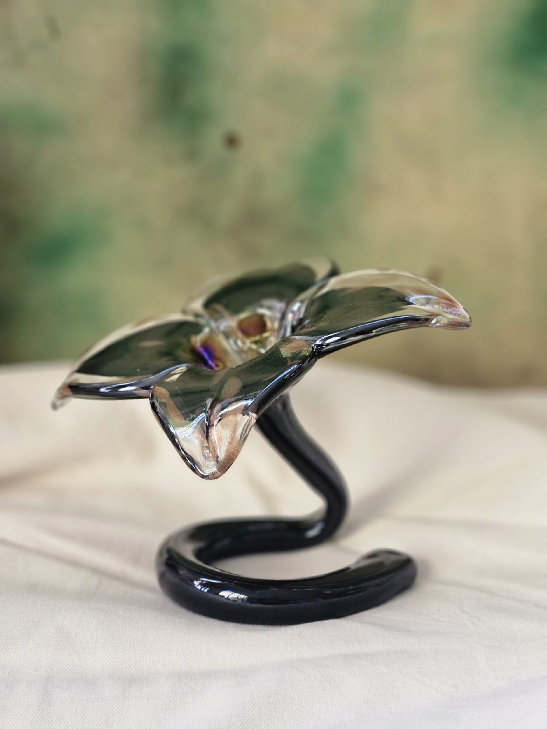 les-ottomans-black-lily-deko-objekt-aus-glas image 2