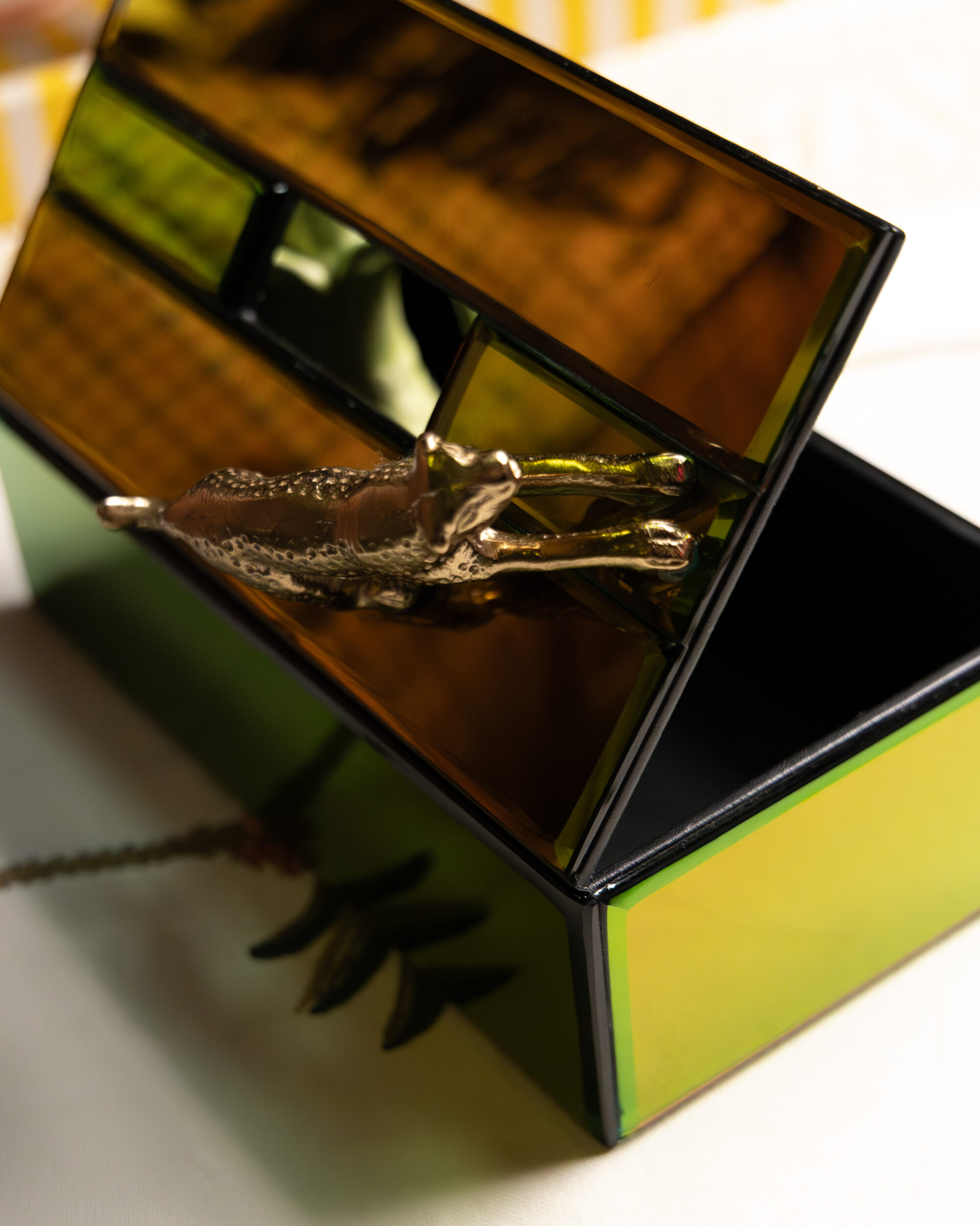 les-ottomans-leopardo-theb09-taschentuchhalter-aus-irisierendem-glas image 4