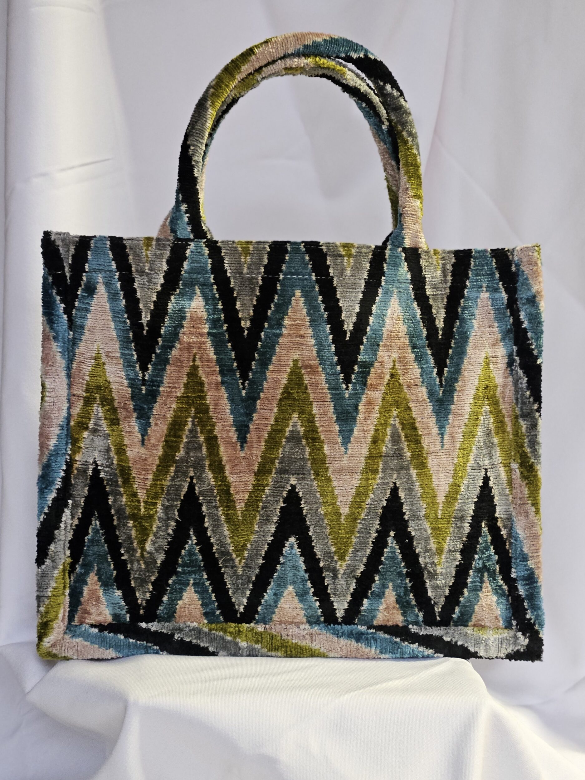 les-ottomans-grande-06-tote-shopper-aus-seidensamt-ikat image 1