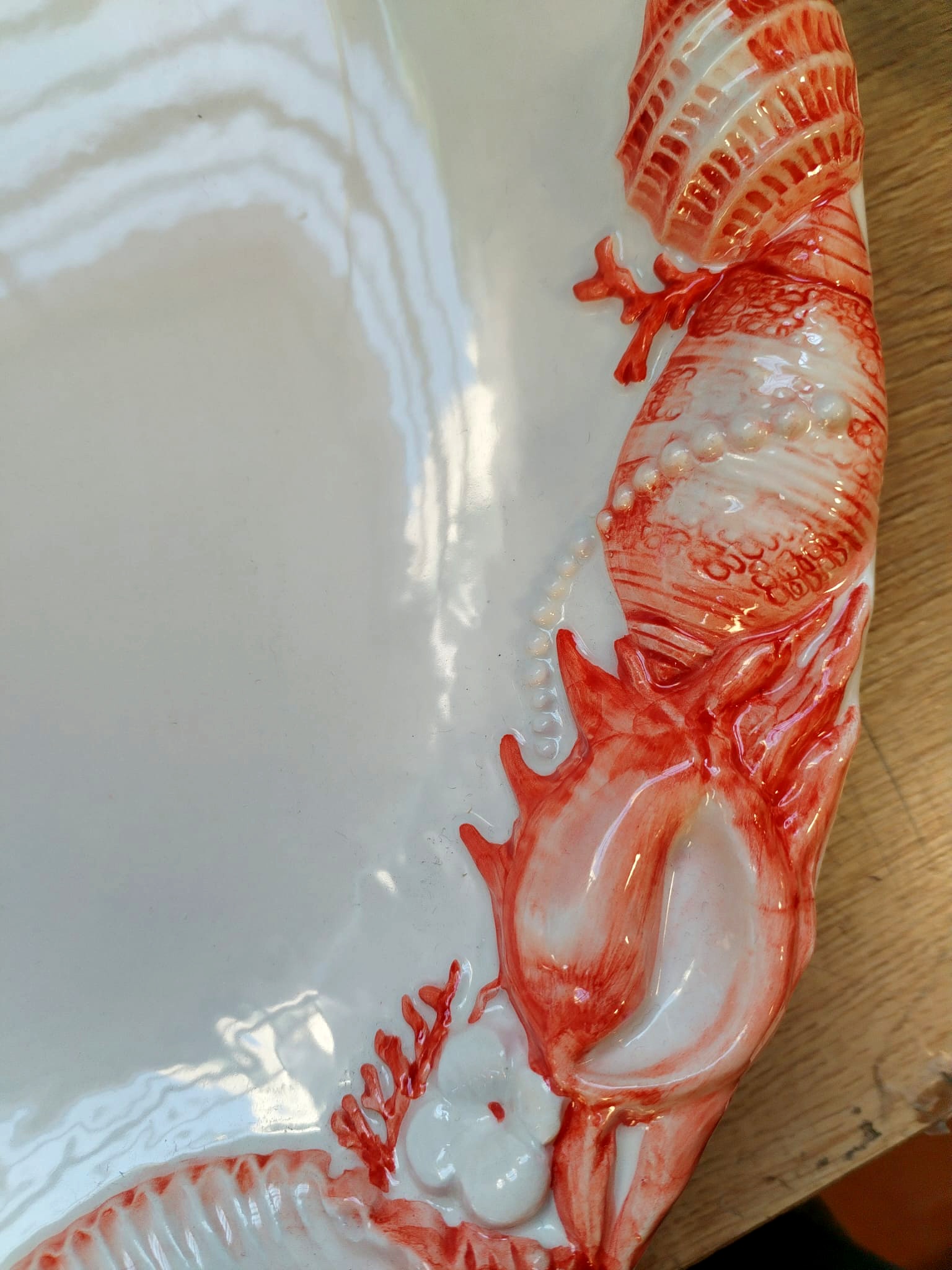 les-ottomans-conchiglie-keramik-tablett-handbemalt-muscheldekor-rot image 2