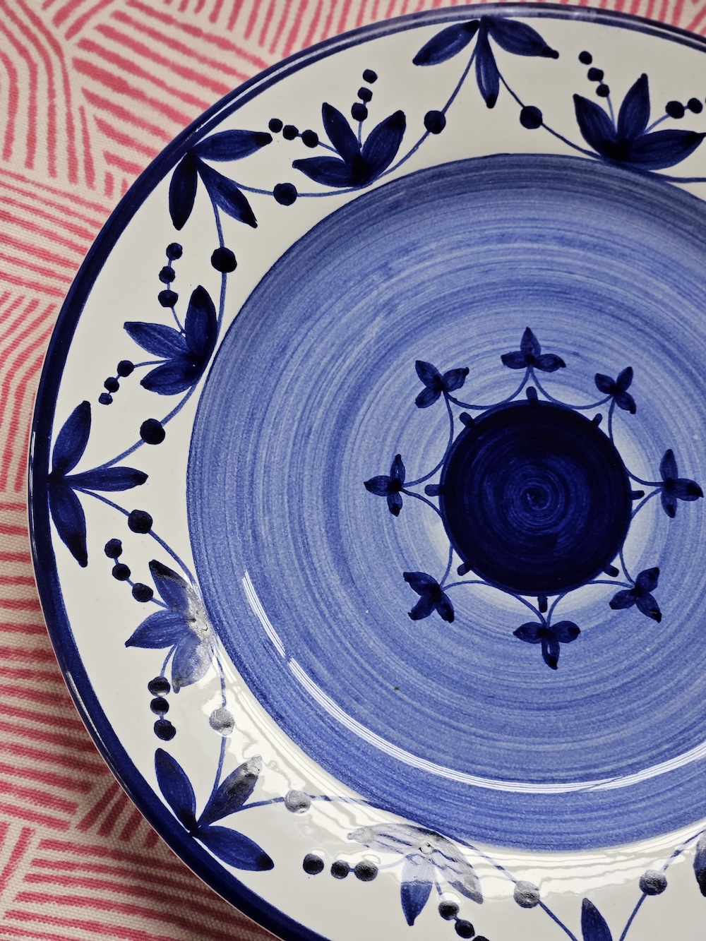 les-ottomans-flacher-teller-blau-floral-handbemalte-keramik image 3