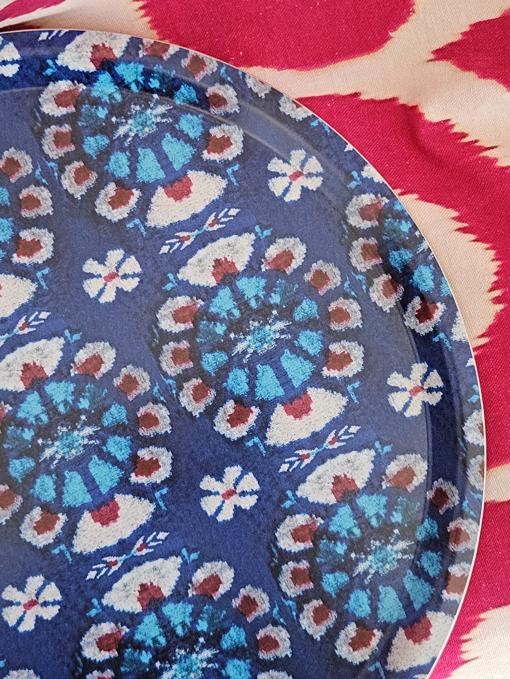 les-ottomans-tablett-rund-holz-ikat-druck image 2