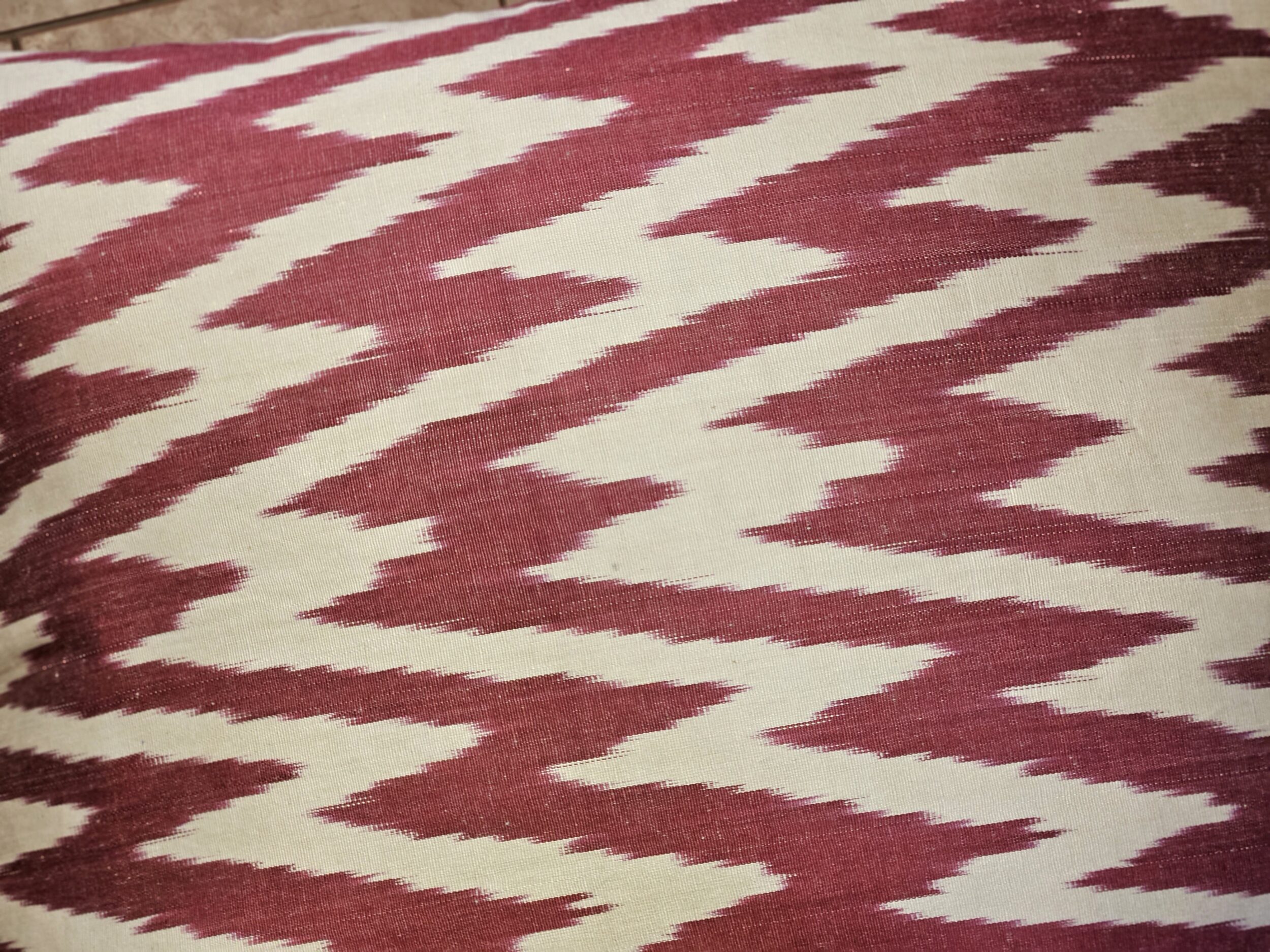les-ottomans-kissenbezug-aus-seide-ikat image 2