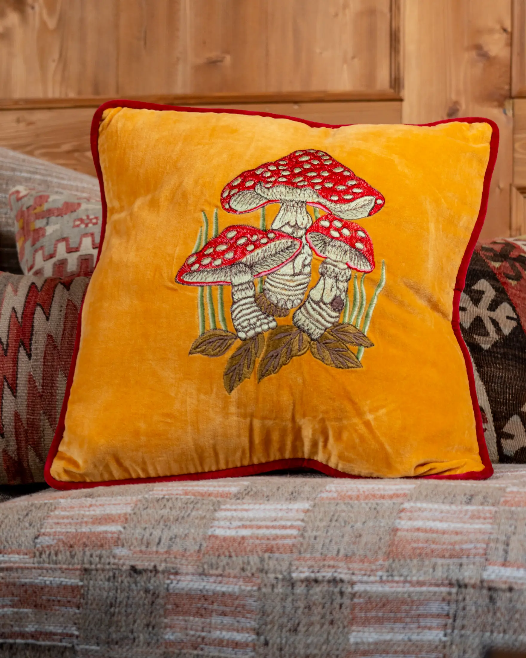 les-ottomans-ebc41-kissenbezug-aus-samt-pilz-stickerei image 2