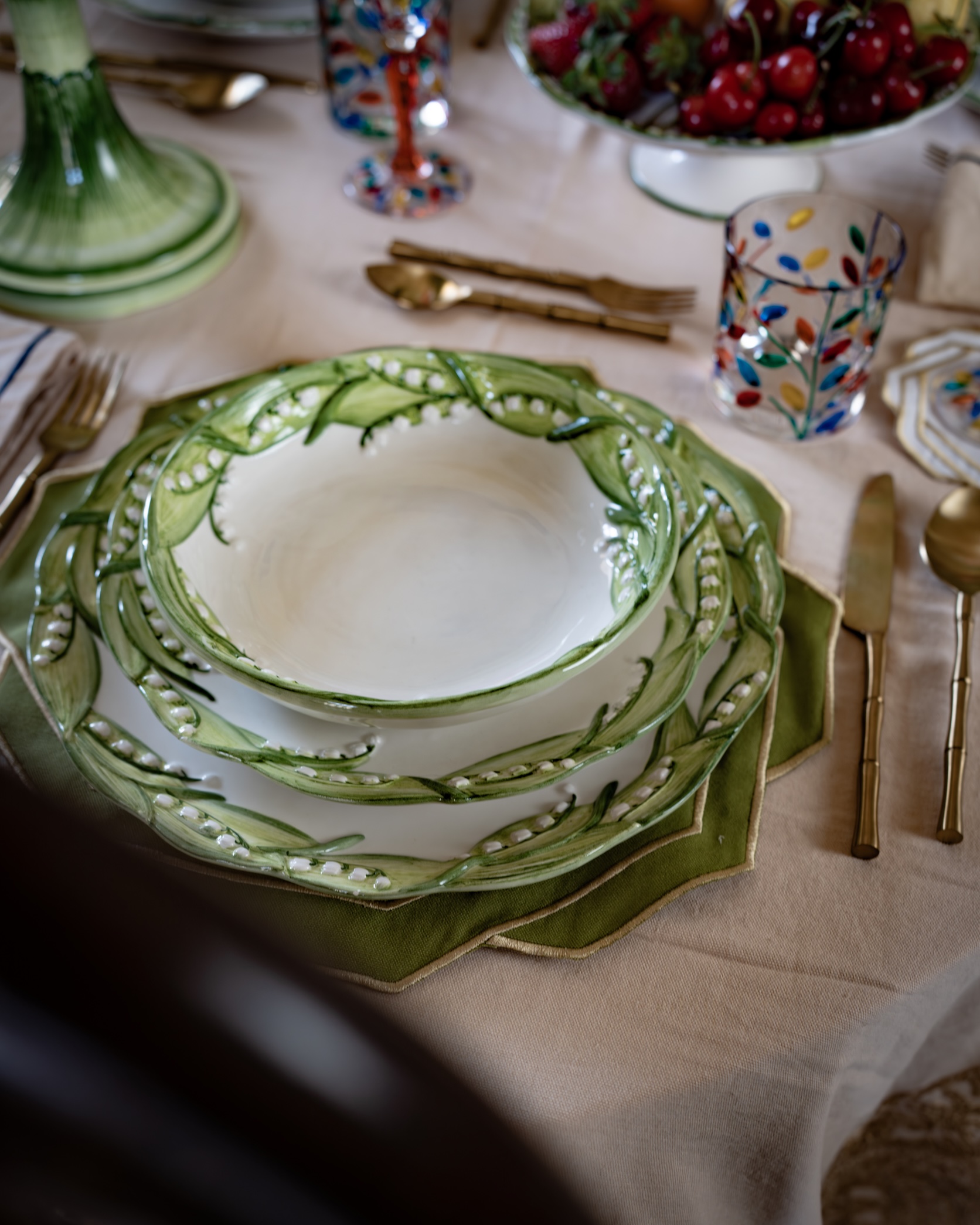 les-ottomans-lily-of-the-valley-pastateller-tief-keramik-handbemalt image 2