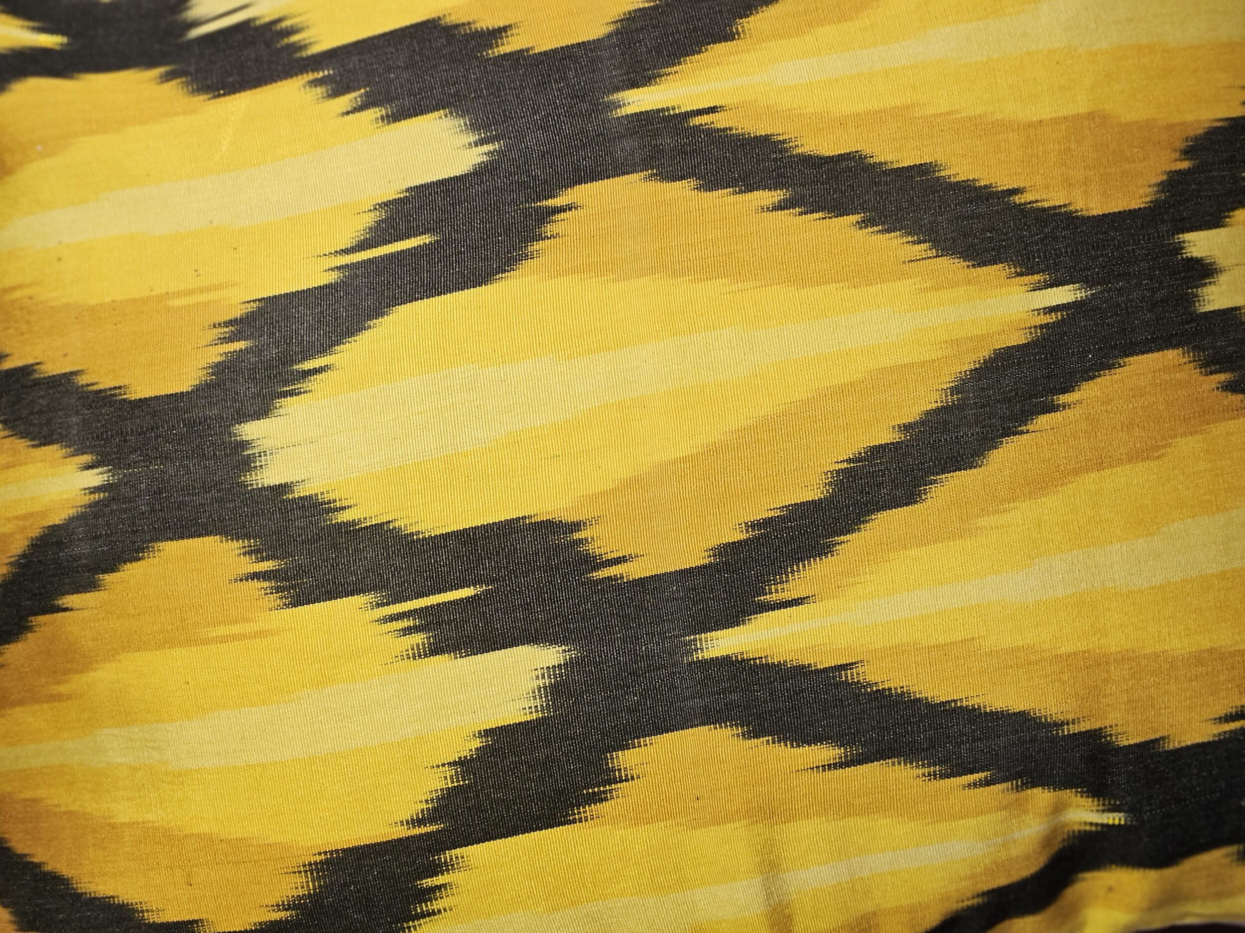 les-ottomans-ikat-kissenbezug-aus-seide-8 image 2