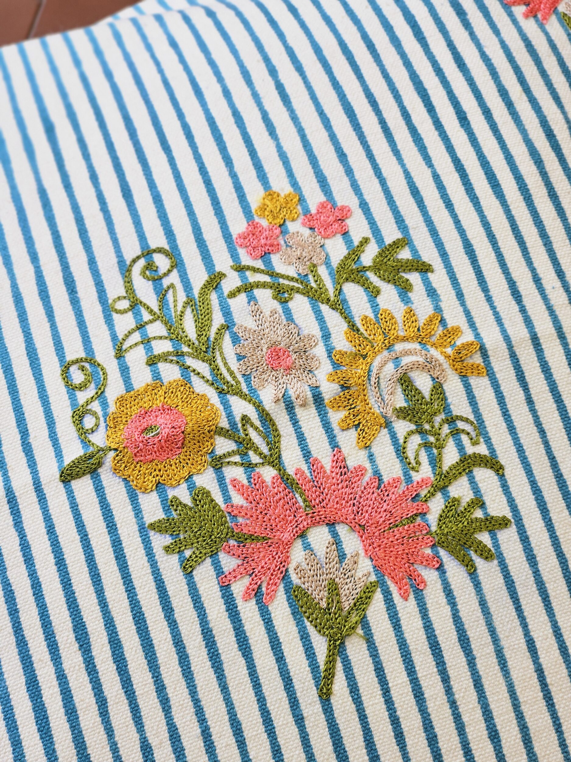 les-ottomans-kissenbezug-aus-baumwolle-handbedruckt-mit-blumenstickerei image 2