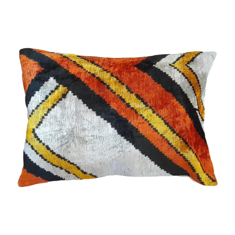 les-ottomans-kissenbezug-aus-seidensamt-ikat-wendeseite image 1