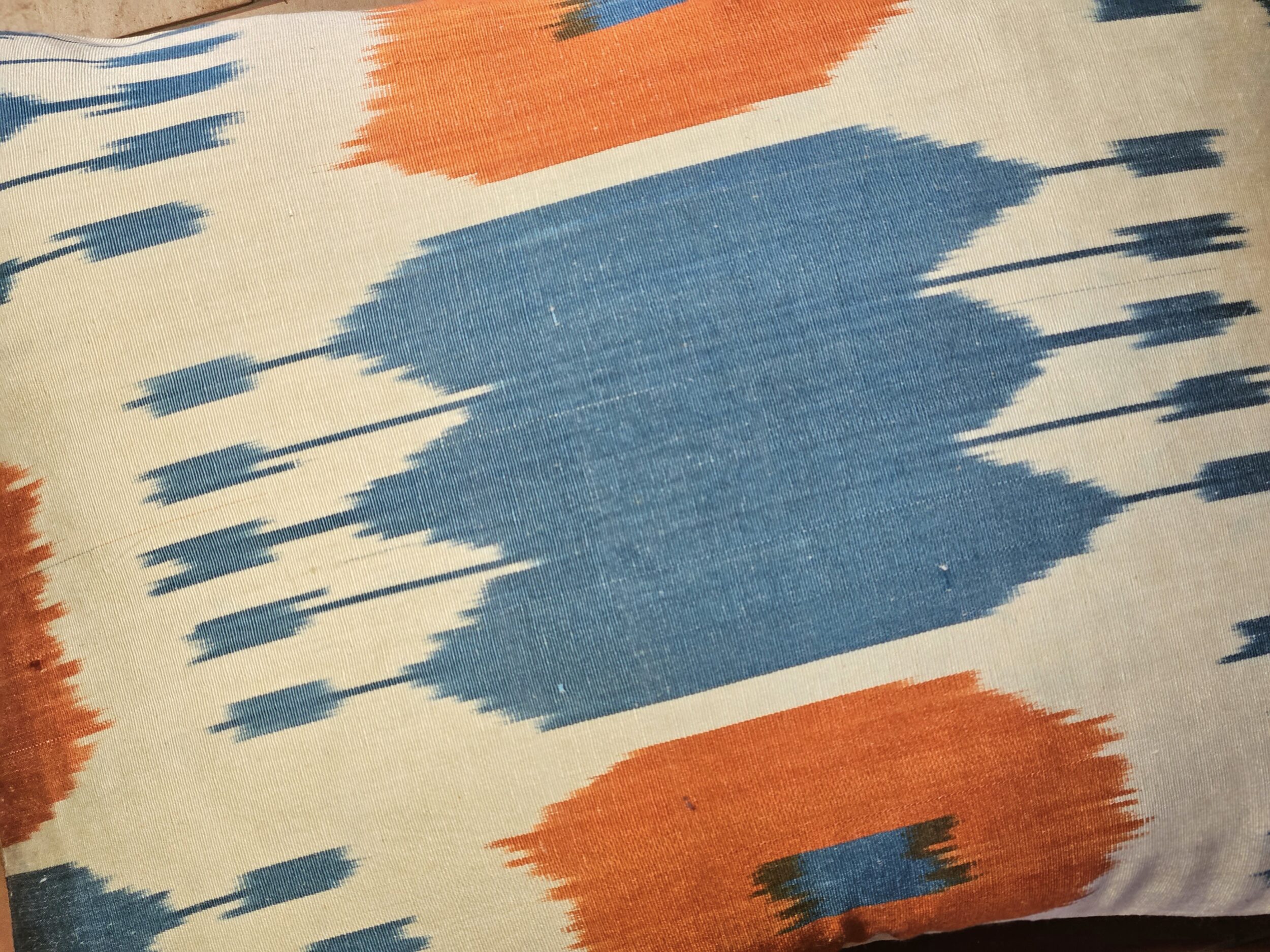 les-ottomans-ikat-kissenbezug-aus-seide-2 image 2