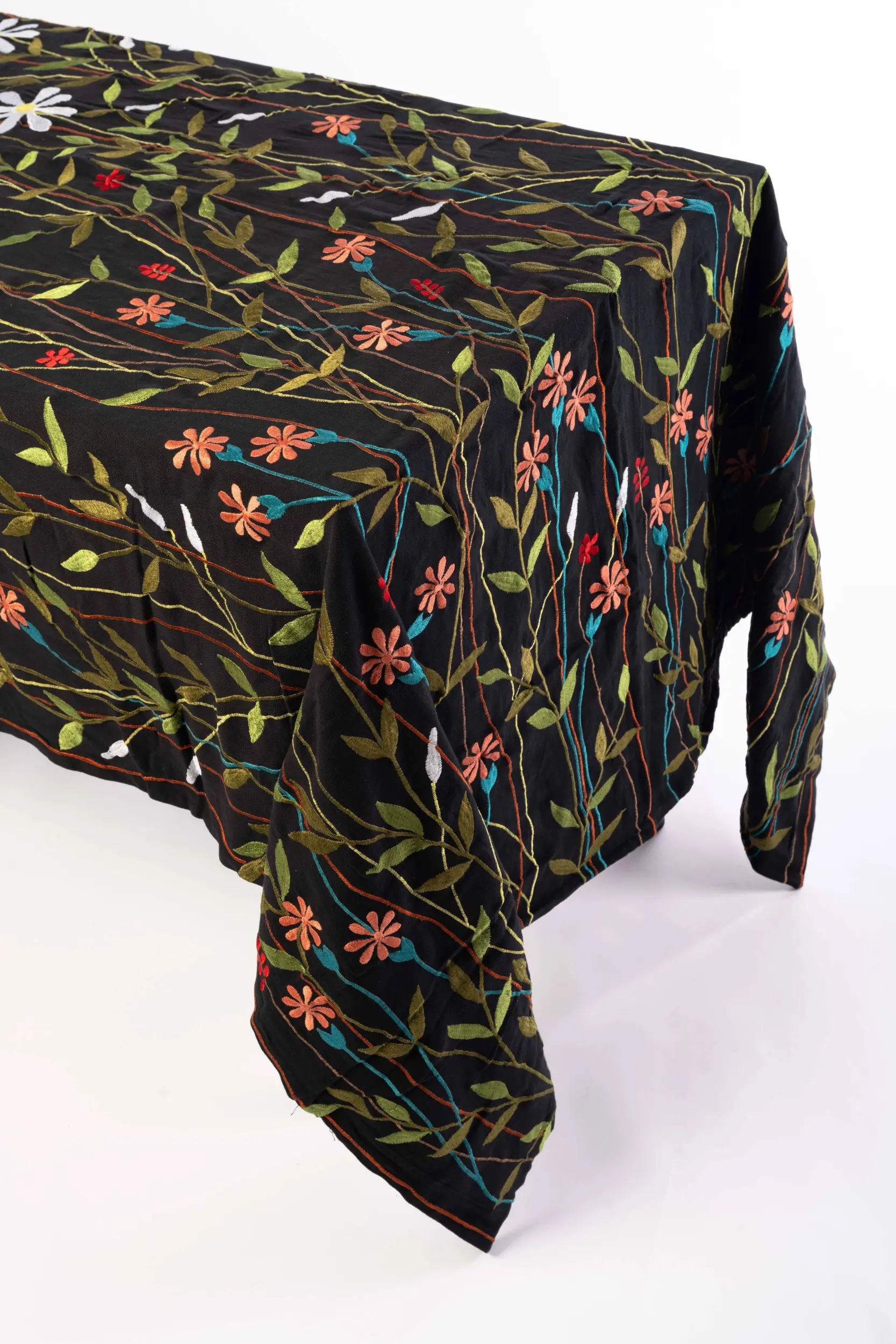 les-ottomans-ebtblack-tischdecke-aus-baumwolle-schwarz-mit-blumenstickerei image 1