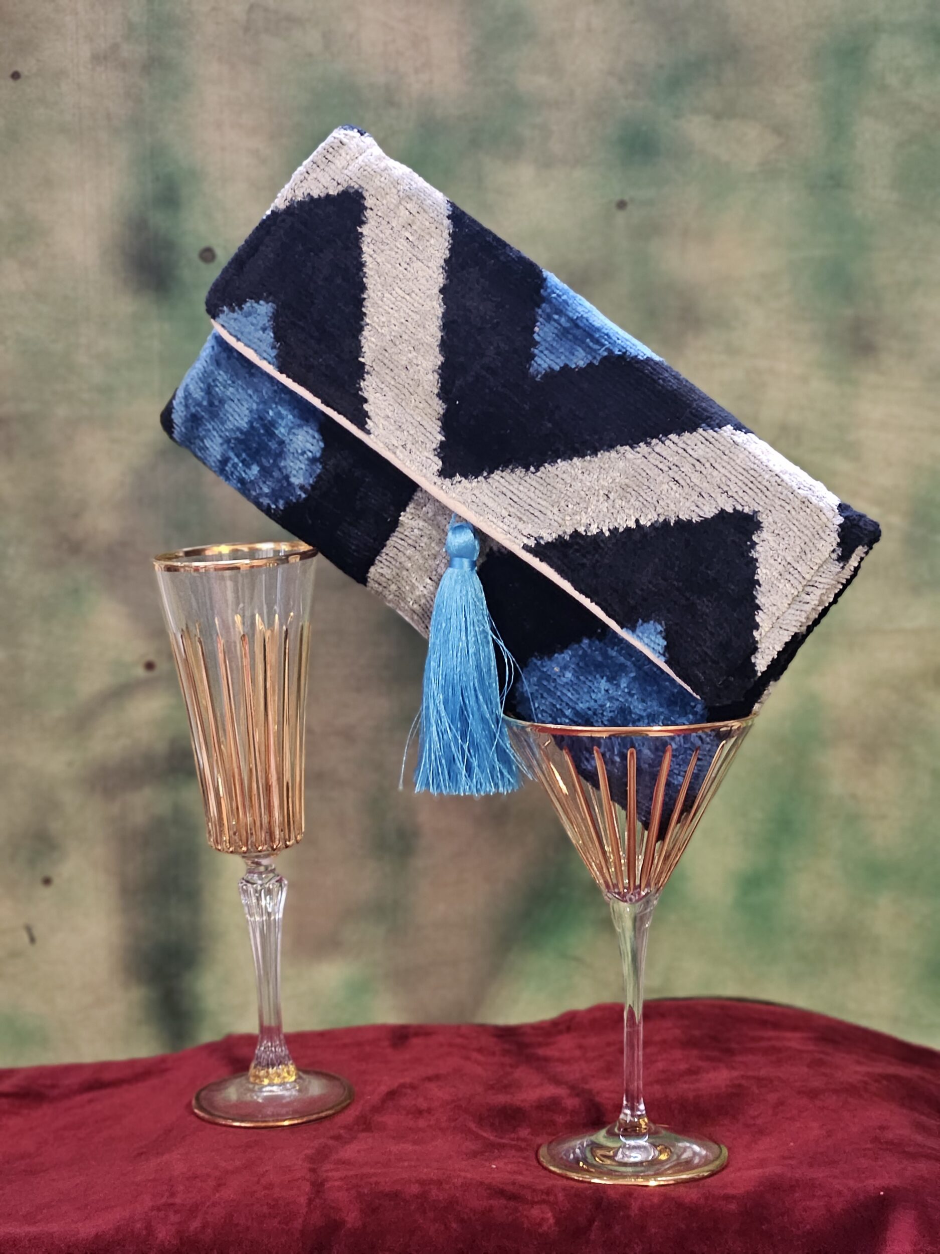 les-ottomans-45-clutch-aus-seiden-samt-ikat image 1