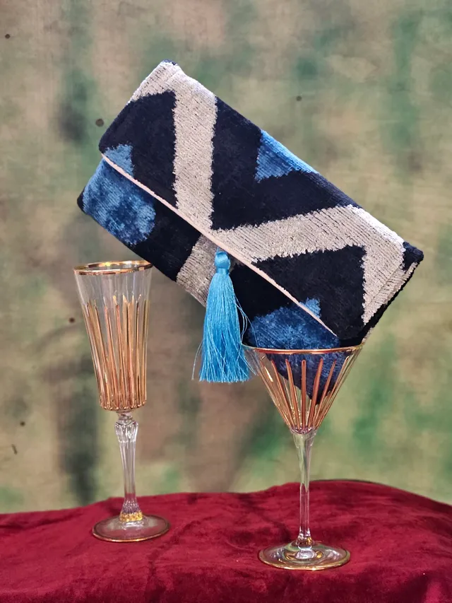 les-ottomans-45-clutch-aus-seiden-samt-ikat image 1