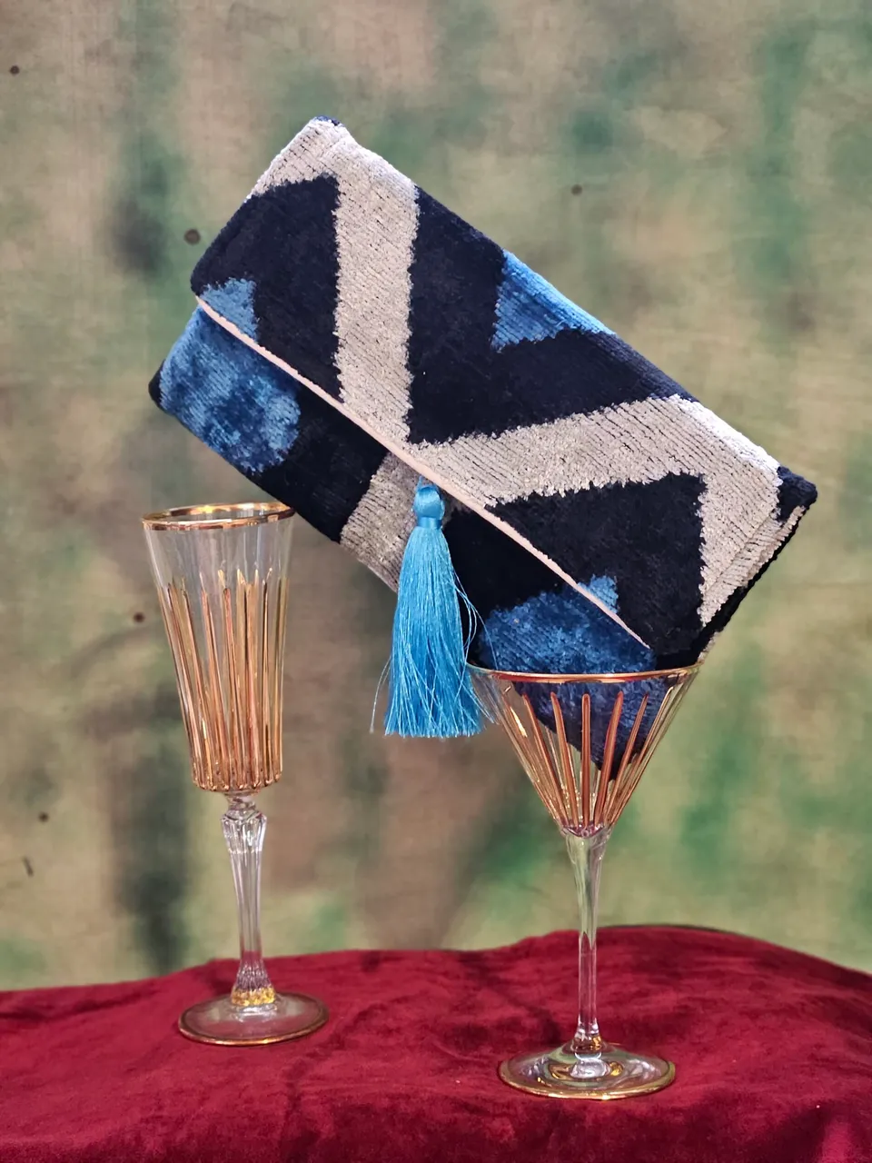 les-ottomans-45-clutch-aus-seiden-samt-ikat image 1