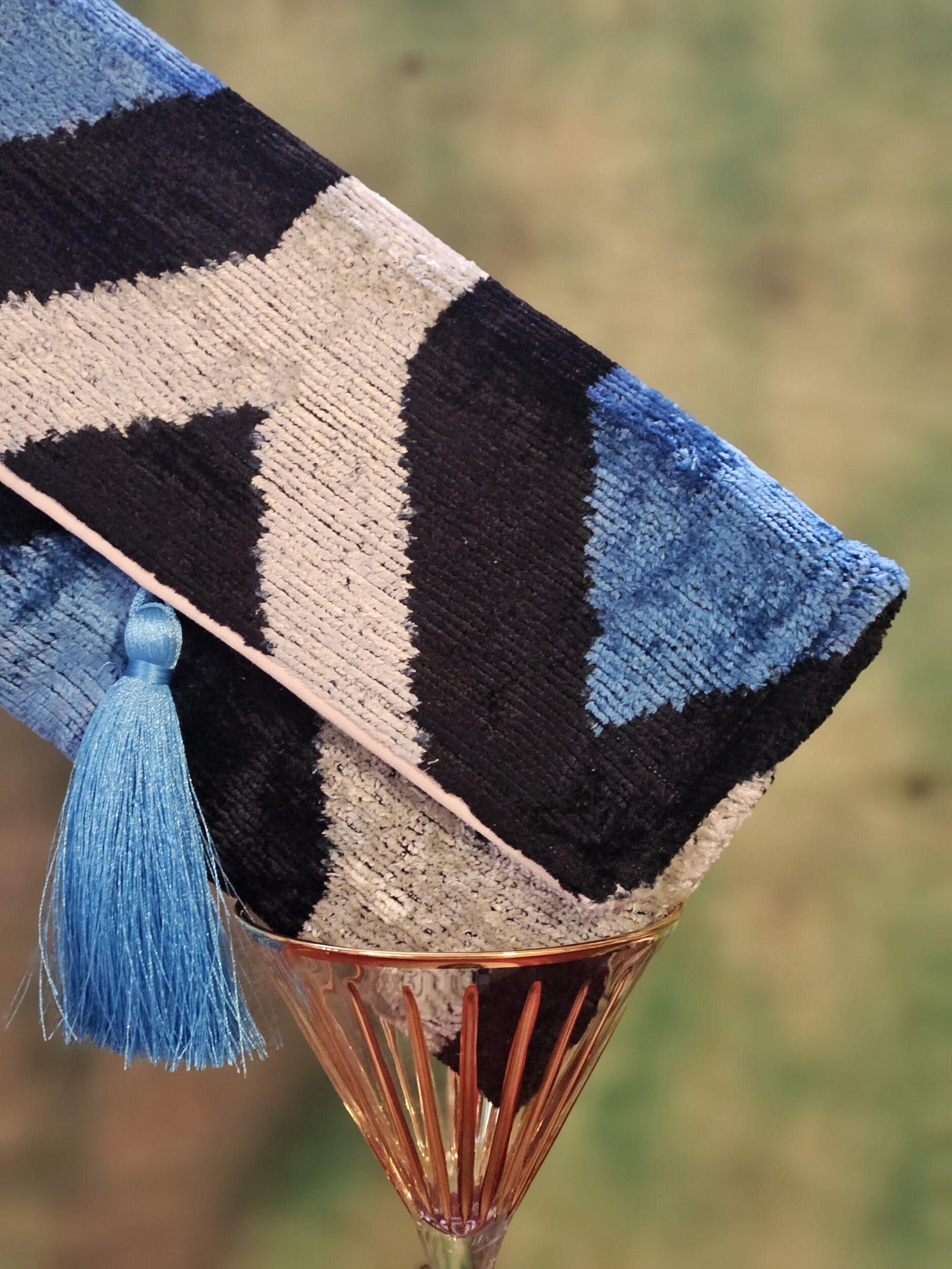 les-ottomans-clutch-45-1-seidensamt-ikat image 3