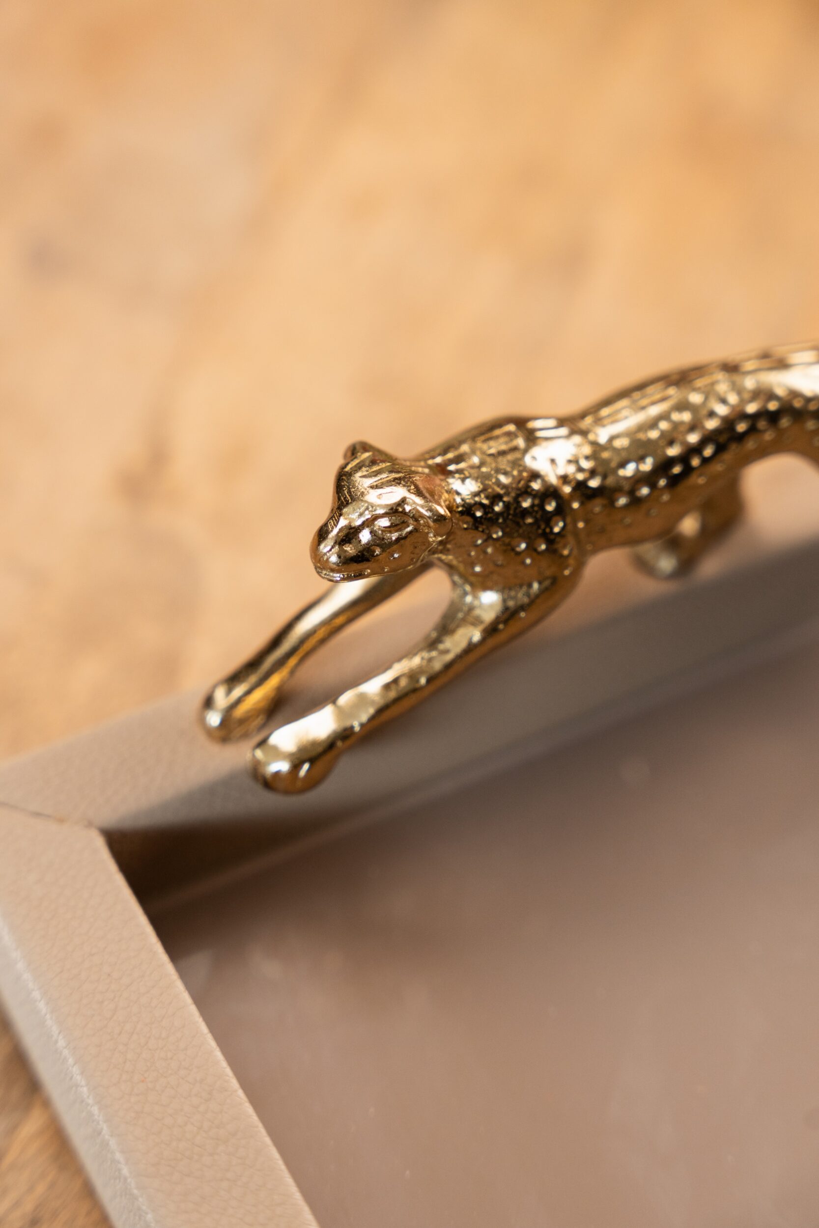 les-ottomans-tablett-mit-griffen-leopard image 3