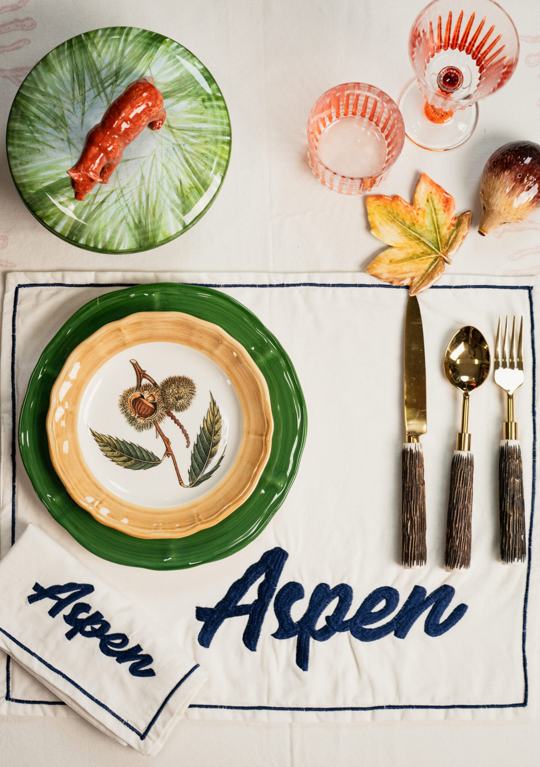 les-ottomans-aspen-set-aus-baumwoll-serviette-und-platzset-handbestickt image 2