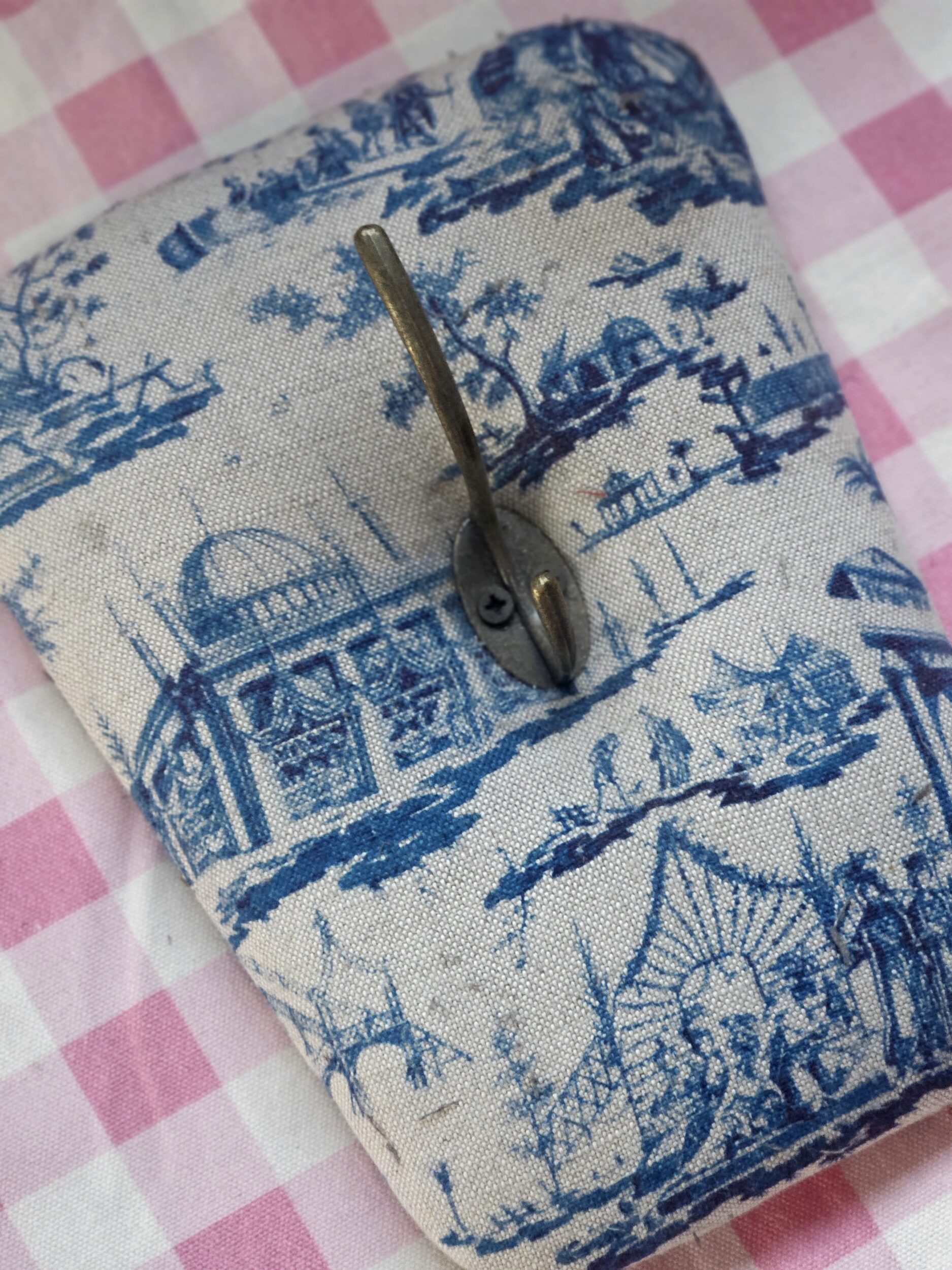 les-ottomans-garderobenhaken-stoff-chinoiserie-rot image 3