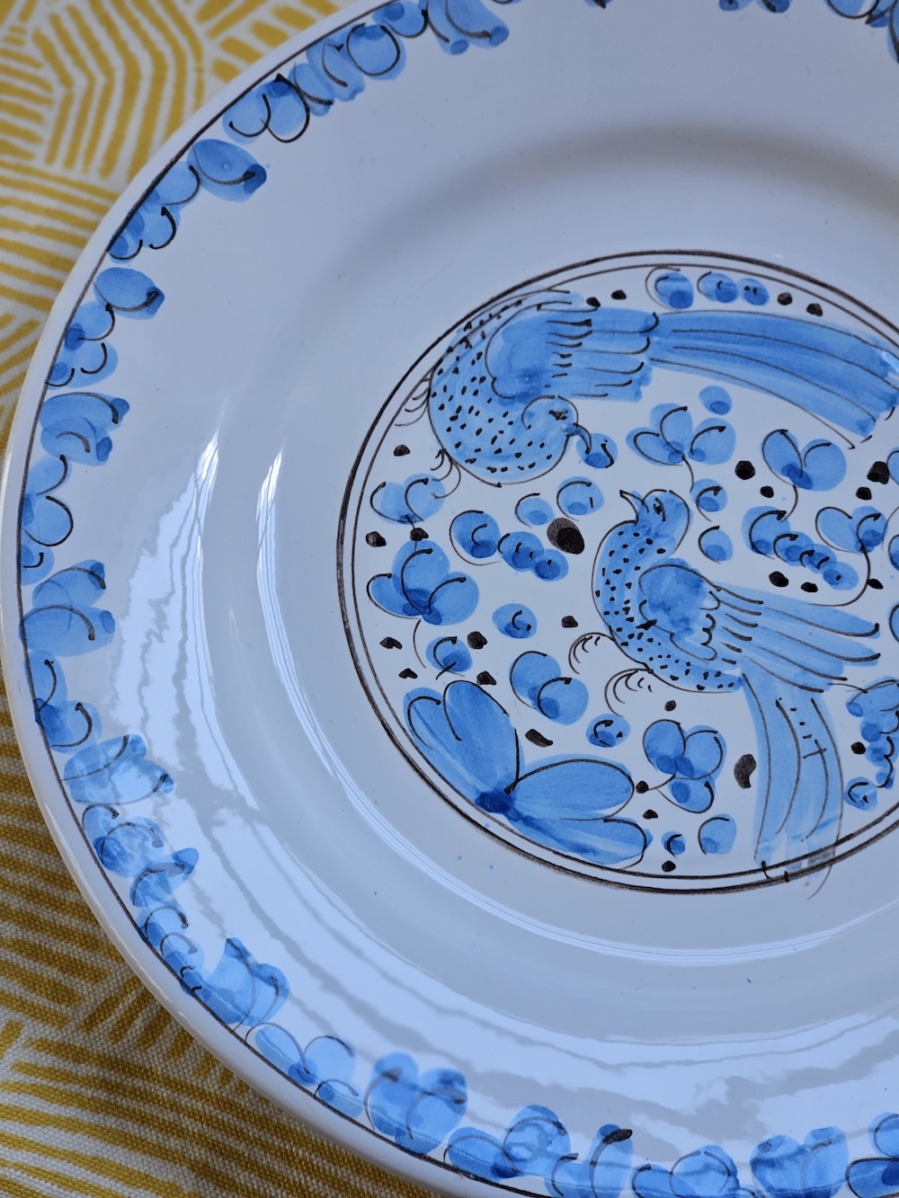 les-ottomans-blauer-vogel-flacher-keramikteller-handbemalt image 3