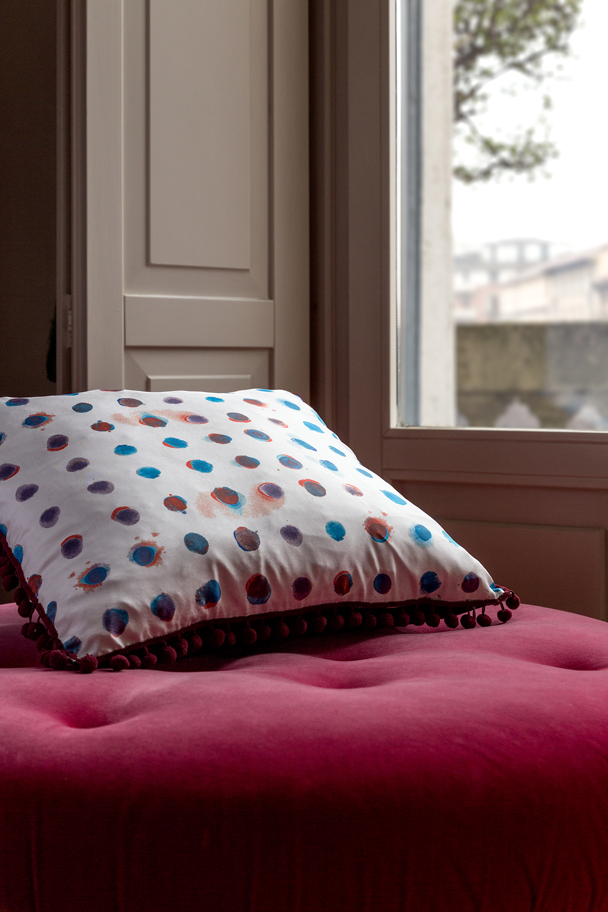 les-ottomans-seidenkissen-red-polka-dot-tassel image 3