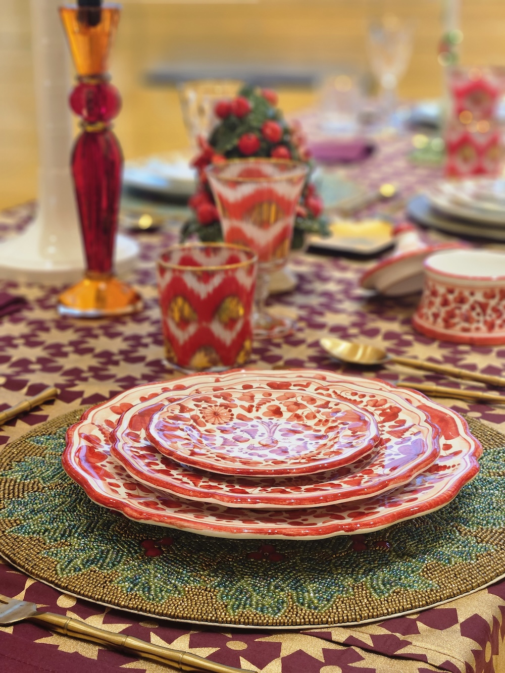 les-ottomans-brotteller-v-gel-blumen-aus-handbemalter-keramik-in-rot image 2