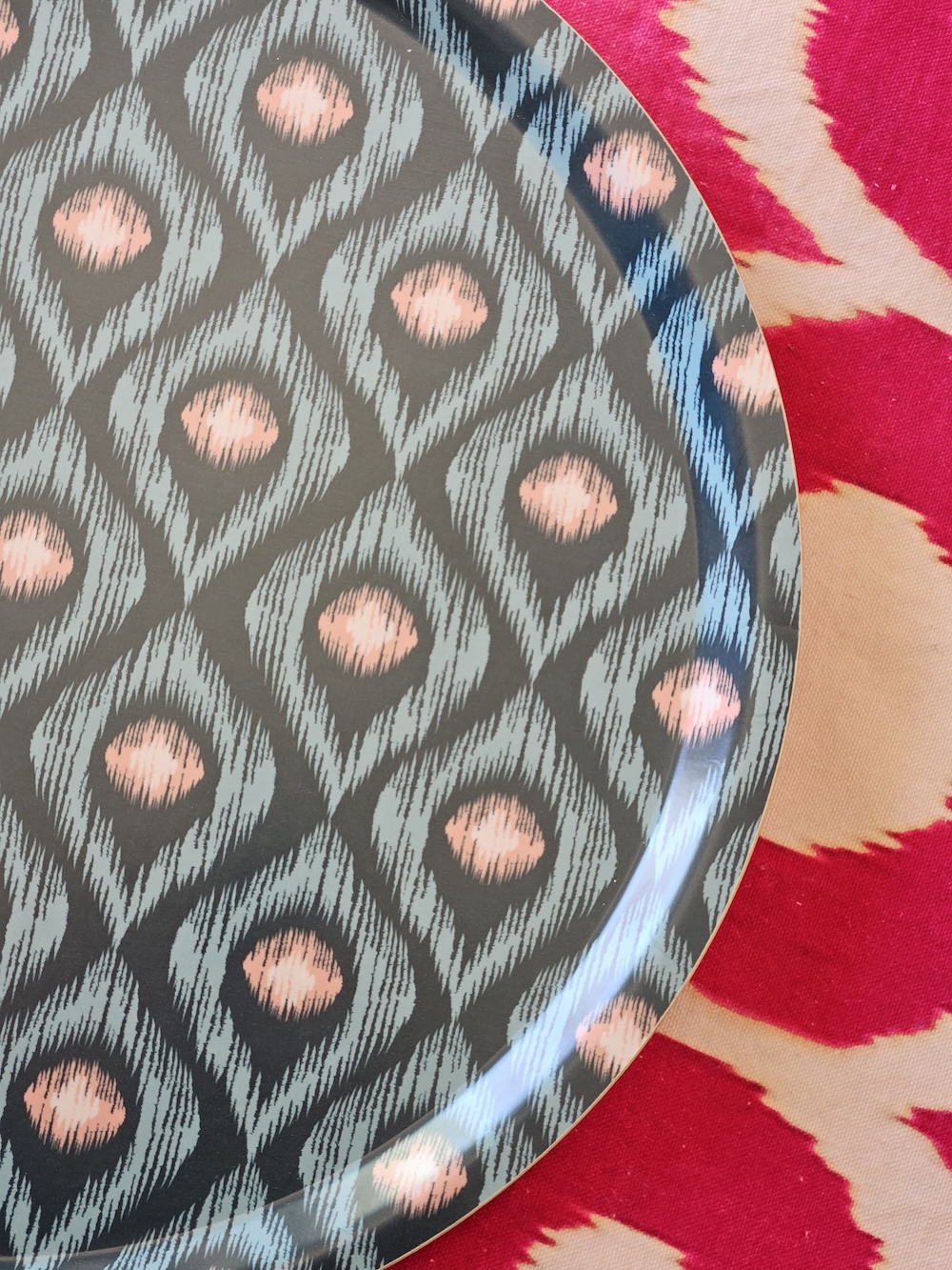 les-ottomans-ikat-tablett-rund-holztablett-mit-ikat-druck image 2