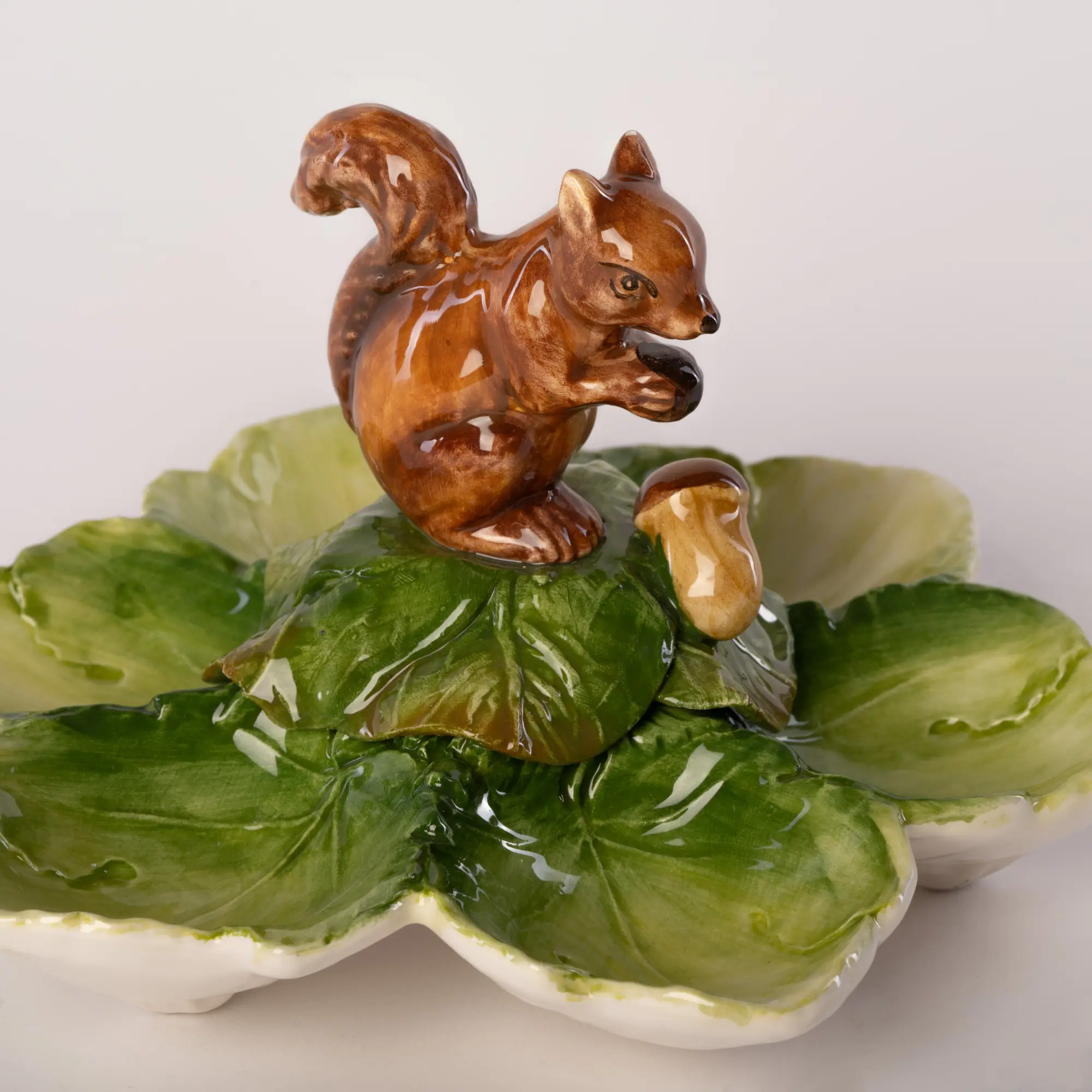 les-ottomans-menagerie-antipasti-tablett-aus-keramik-eichh-rnchen-handbemalt image 2