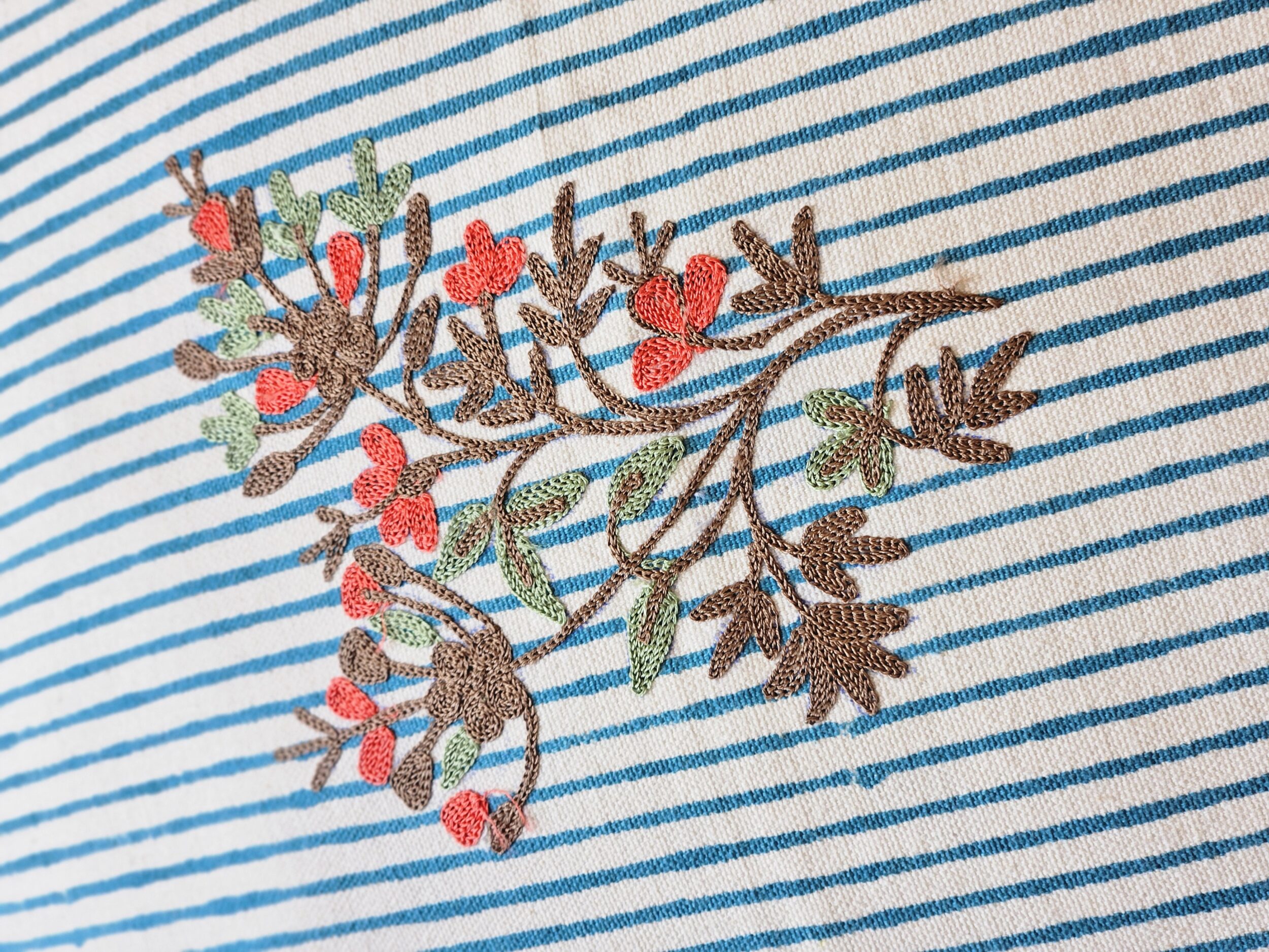 les-ottomans-kissenbezug-aus-baumwolle-handdruck-mit-blumenstickerei image 3