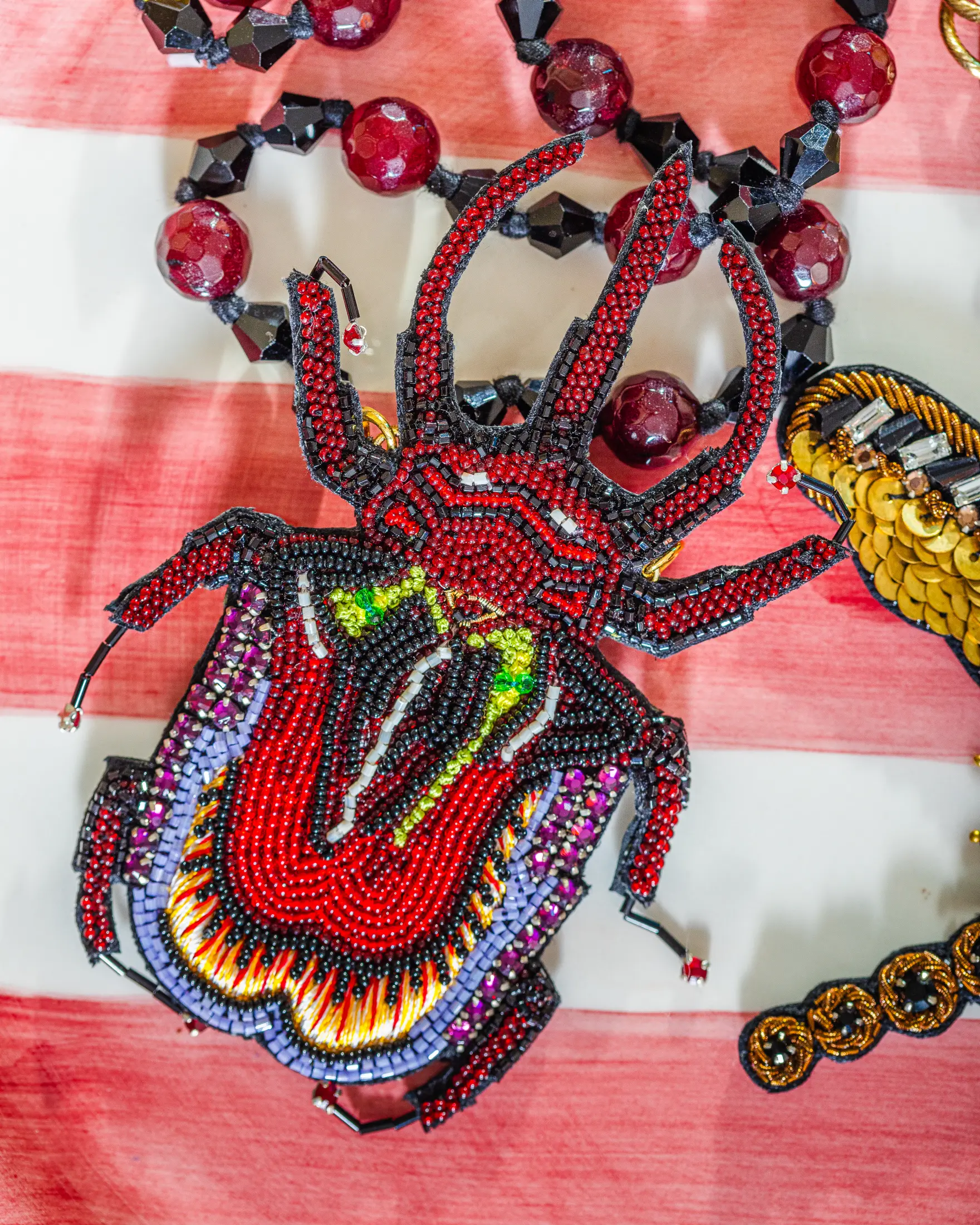 les-ottomans-beetle-brosche-handgestickt-mit-kette image 2
