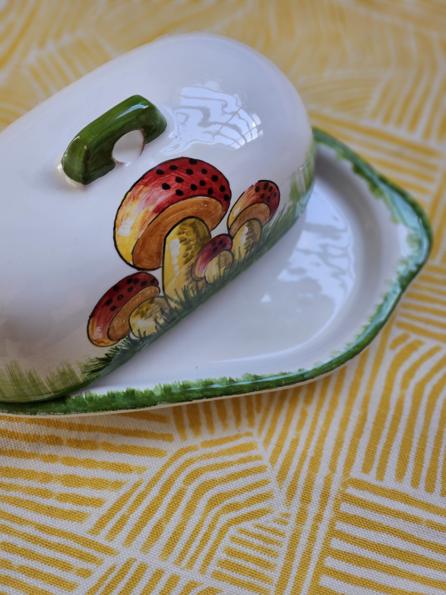 les-ottomans-porta-burro-fungo-butterdose-aus-handbemalter-keramik image 2