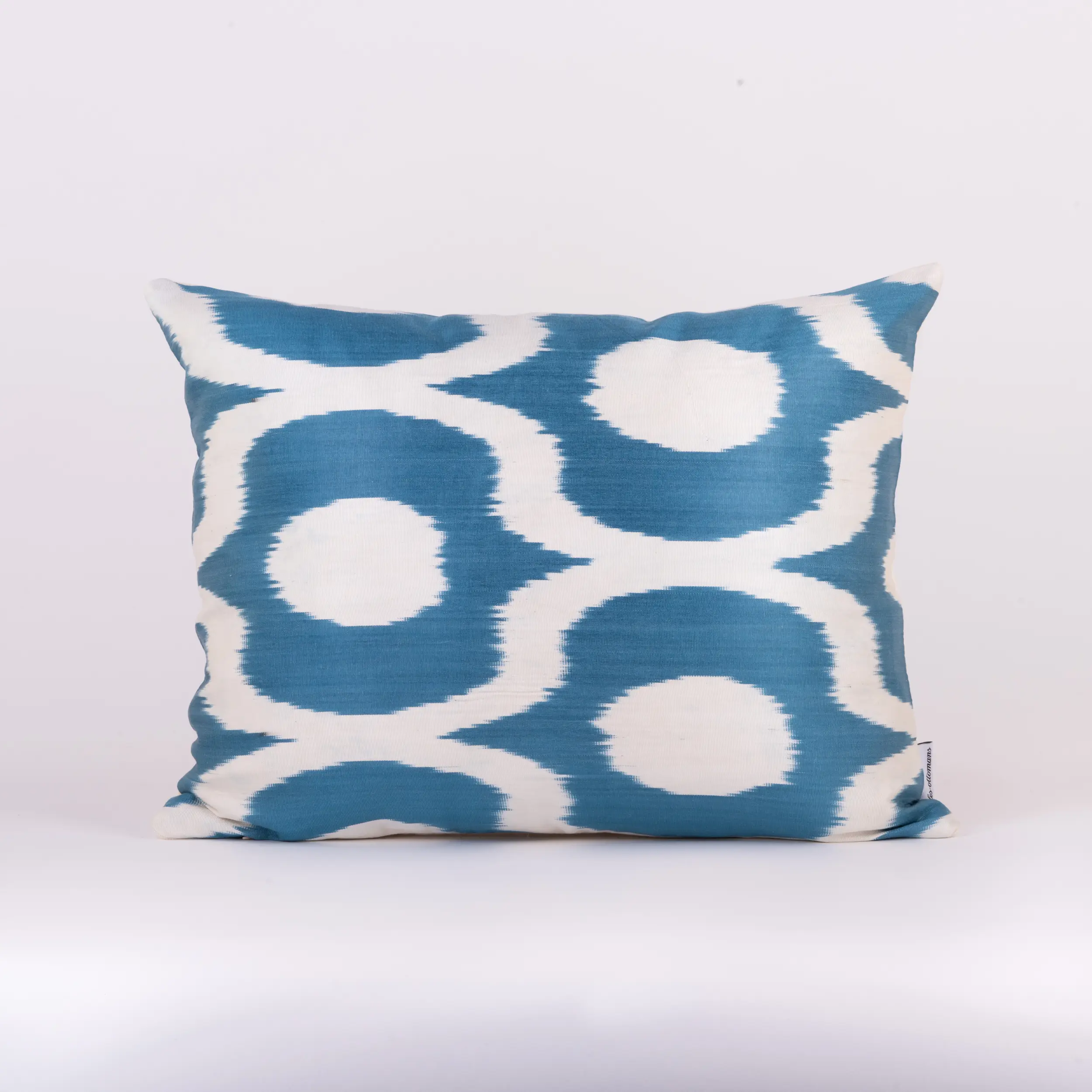 les-ottomans-s341-kissenbezug-aus-ikat-seide image 1