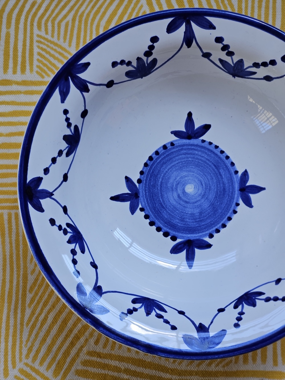 les-ottomans-dessertteller-aus-handbemalter-keramik image 2