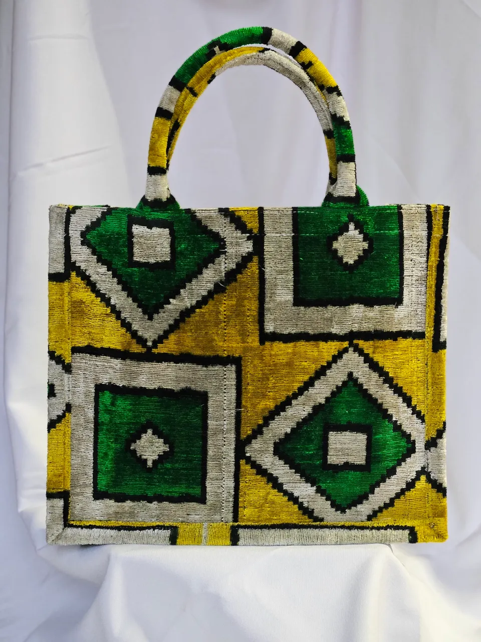 les-ottomans-tote-grande-09-aus-seiden-samt image 1
