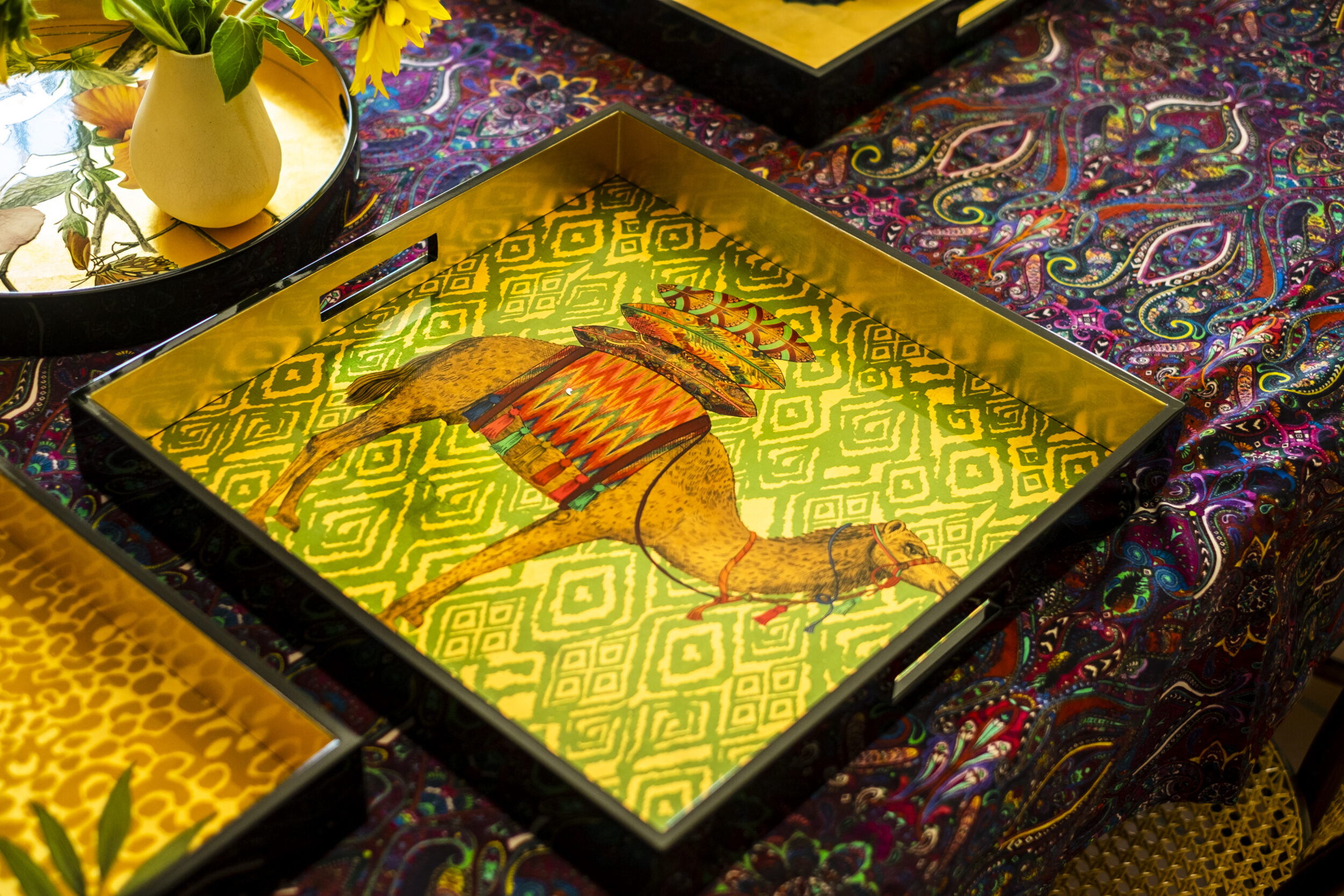 les-ottomans-x-matthew-williamson-tablett-lack-holz-mwlt01-tiermotiv image 2