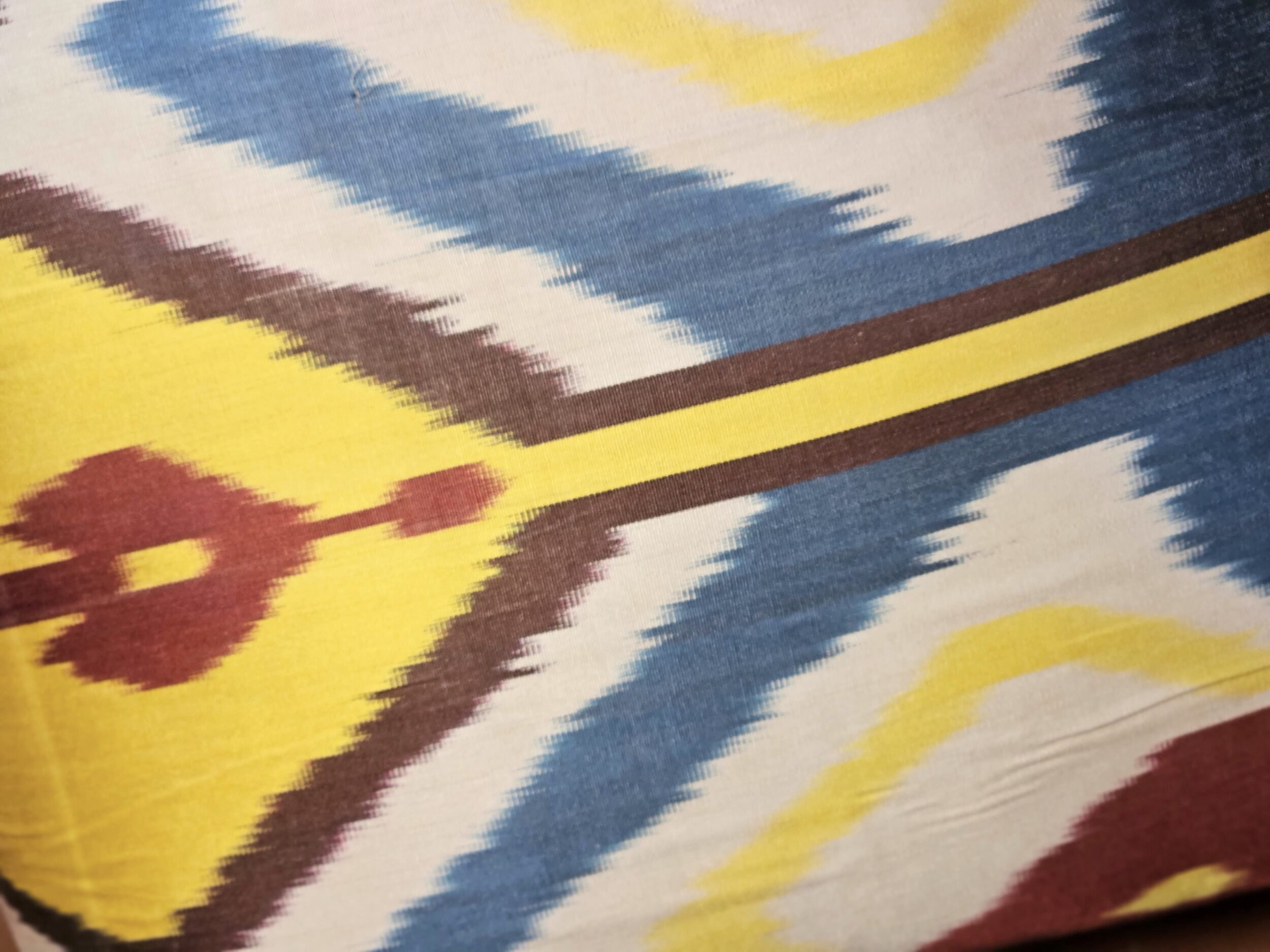 les-ottomans-kissenbezug-seide-ikat-dekokissen-2 image 2