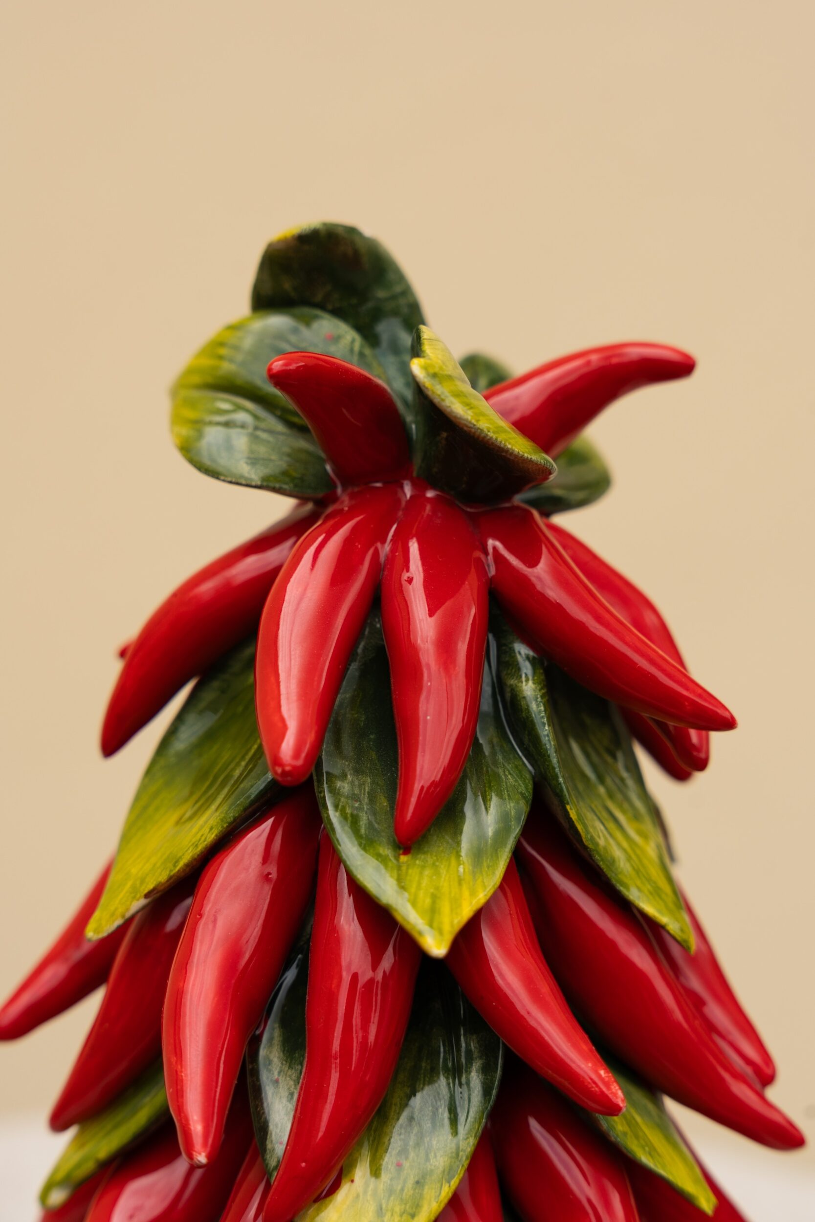 les-ottomans-peperoncini-pyramide-centerpiece-keramik-handbemalt image 4