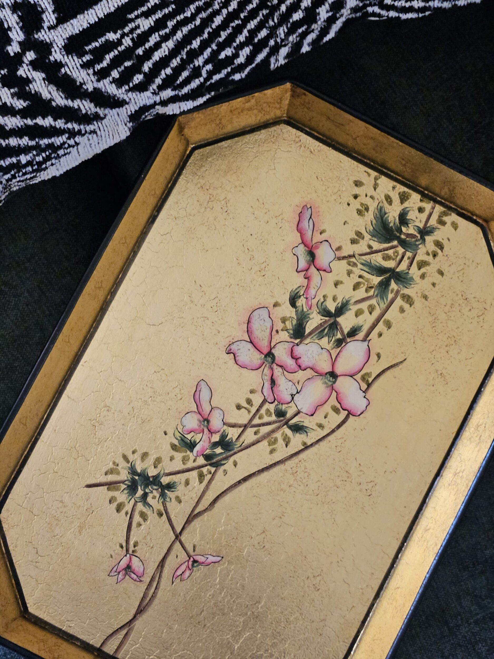 les-ottomans-fiore-di-ciliegio-tablett-aus-eisen-handbemalt-mit-blattgold image 2