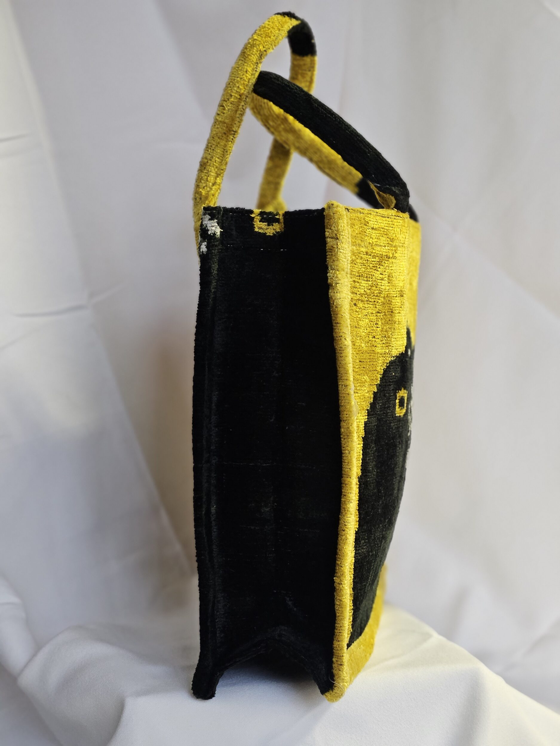 les-ottomans-tote-aus-seiden-samt-grande-02 image 3