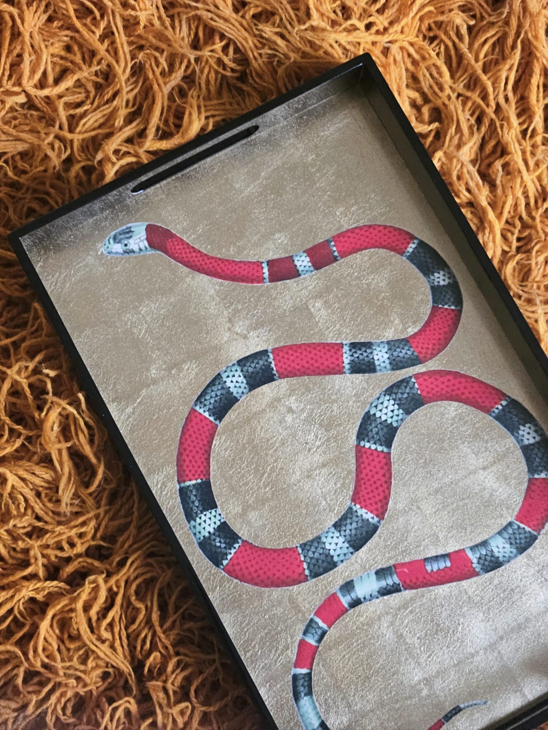 les-ottomans-tablett-serpente-lackiertes-holz-mit-griffen image 3