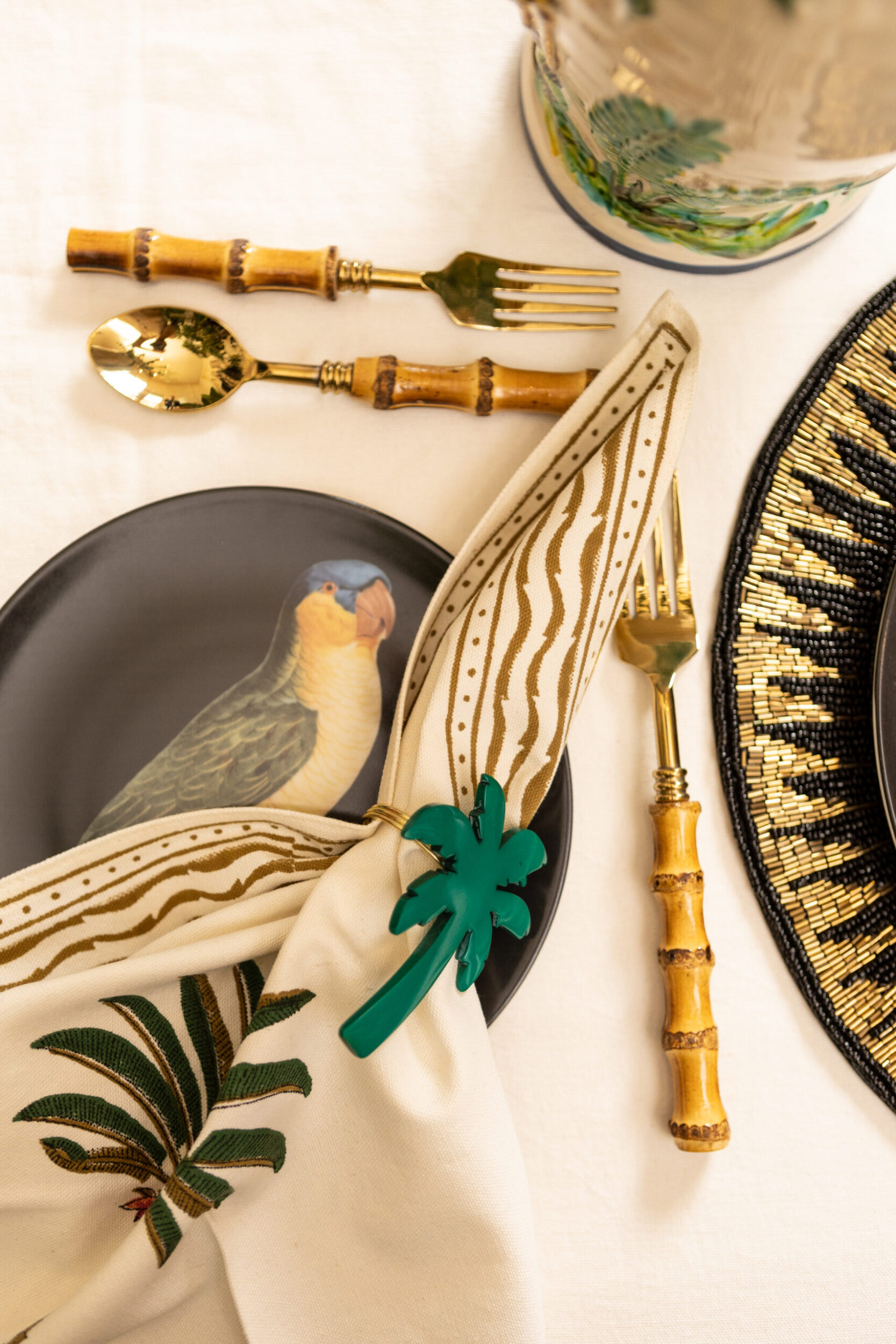 les-ottomans-the-black-collection-dessertteller-porzellan-yellow-parrot image 3