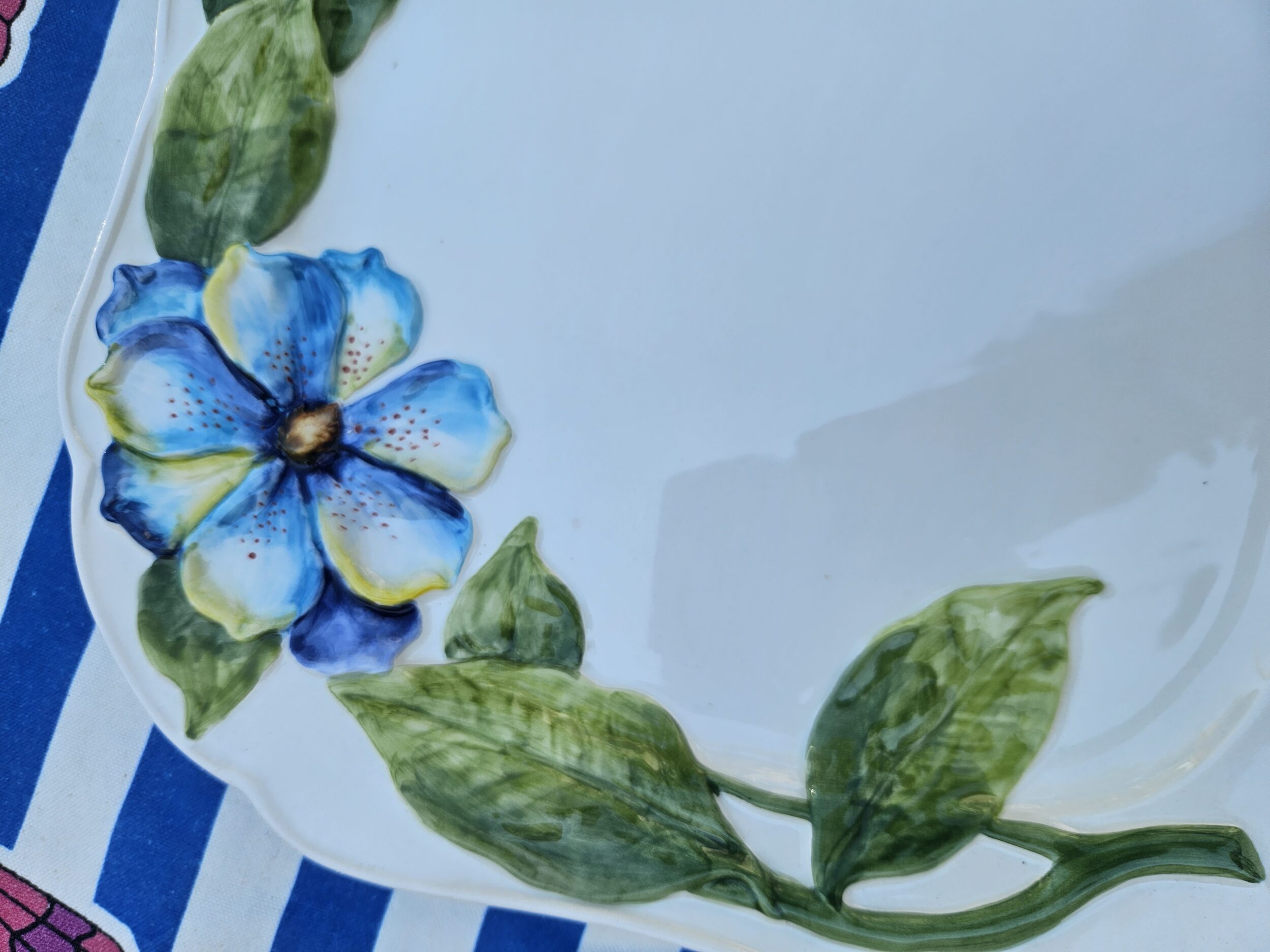 les-ottomans-tablett-quadratisch-aus-keramik-blaue-blumen image 2