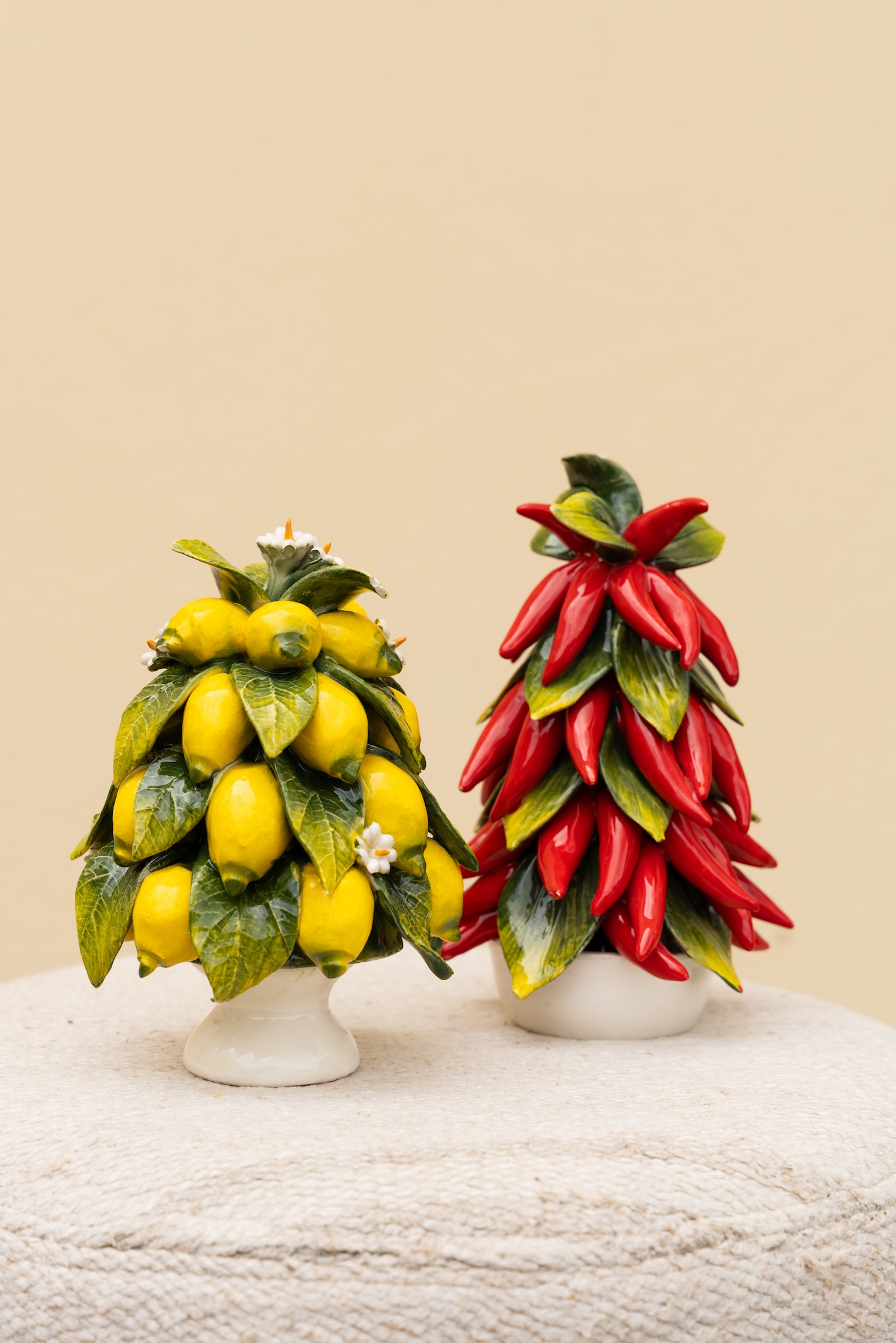 les-ottomans-peperoncini-pyramide-centerpiece-keramik-handbemalt image 2