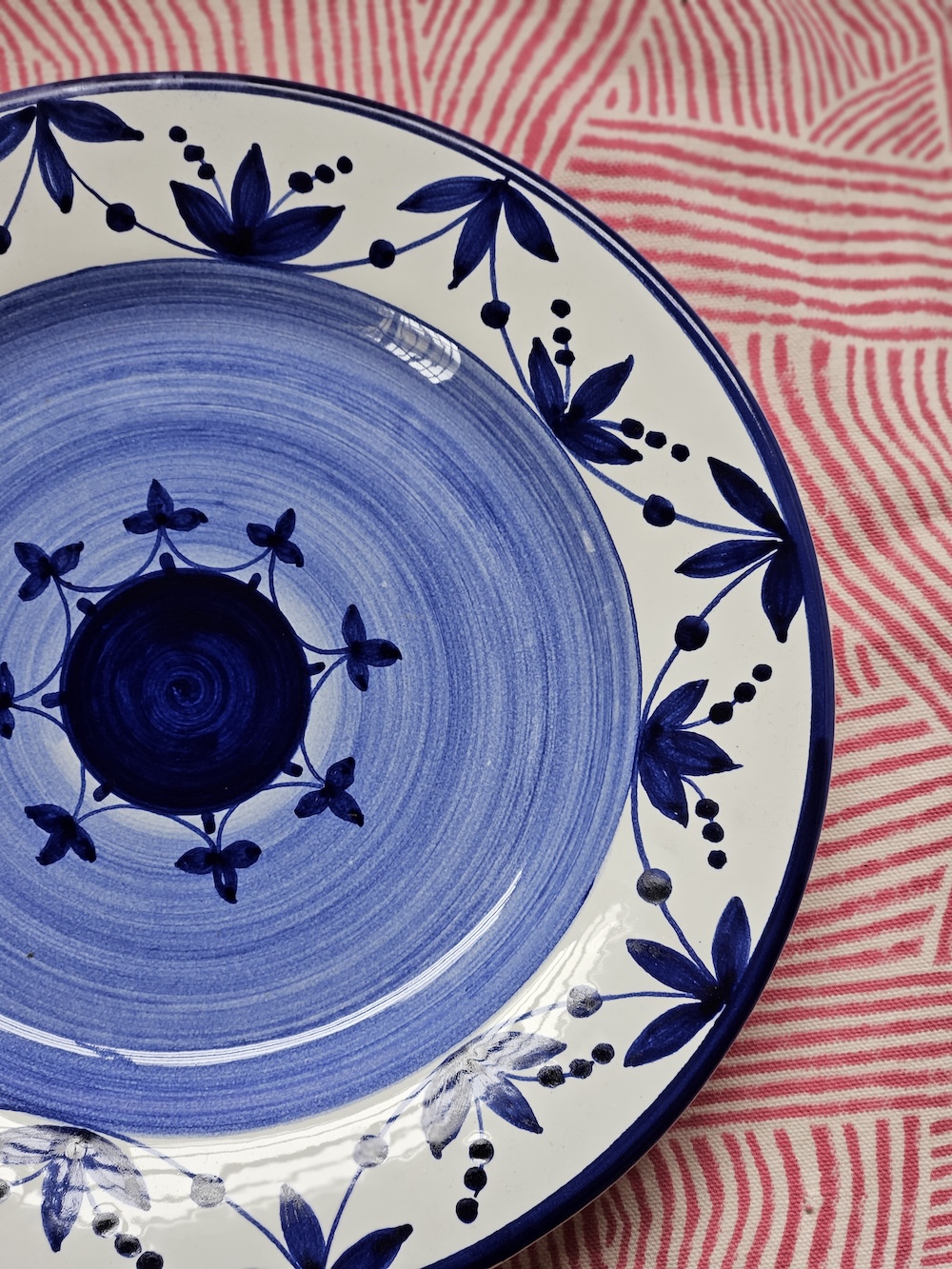 les-ottomans-flacher-teller-blau-floral-handbemalte-keramik image 2