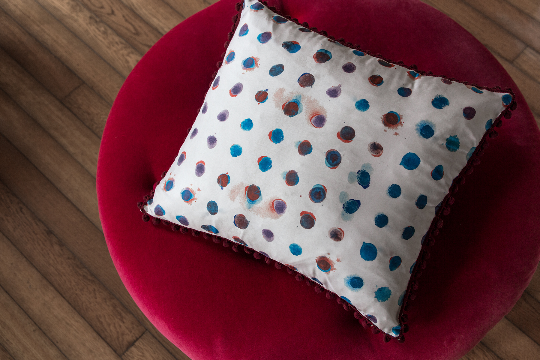 les-ottomans-seidenkissen-red-polka-dot-tassel image 2