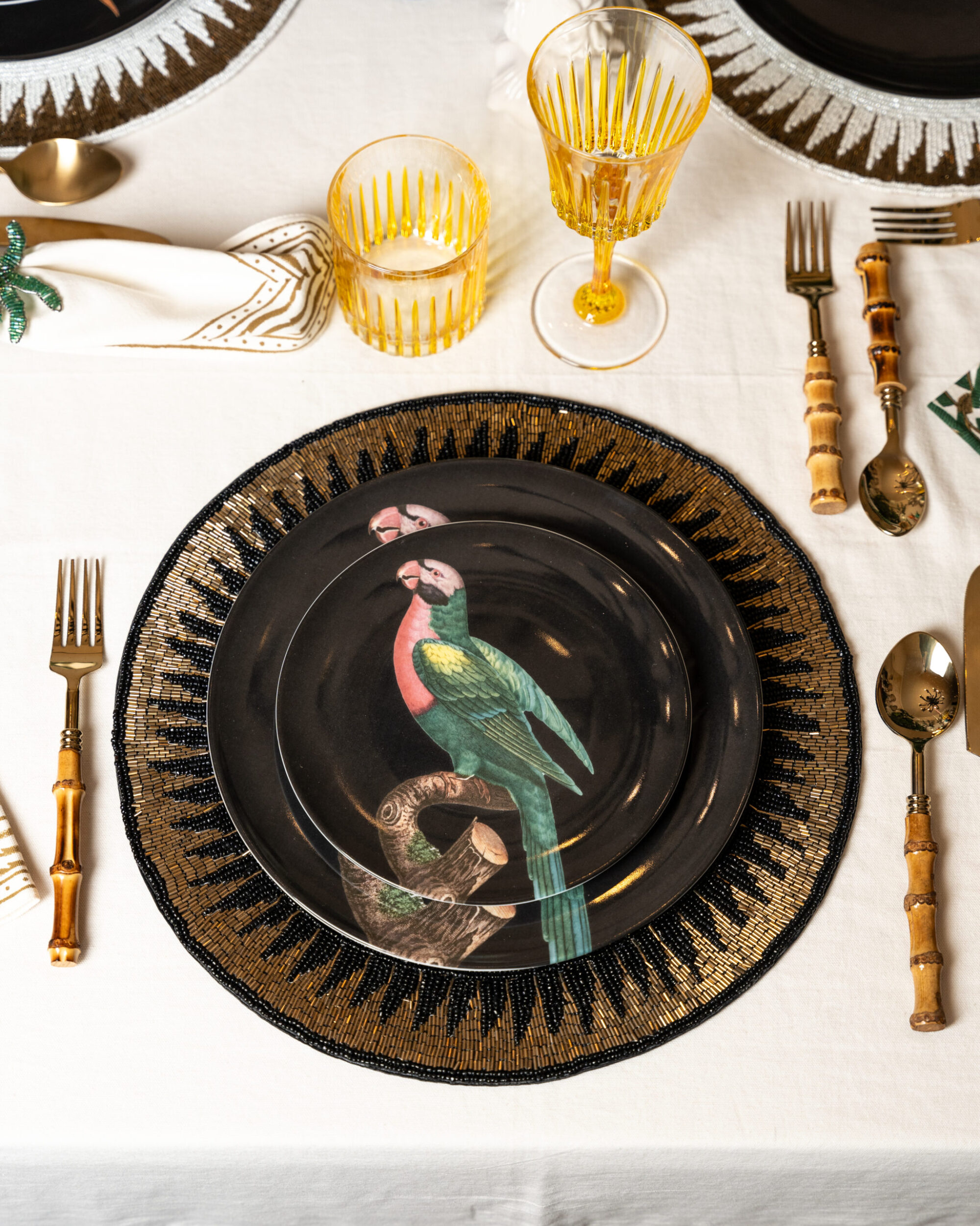 les-ottomans-the-black-collection-dessertteller-porzellan-pink-parrot image 2