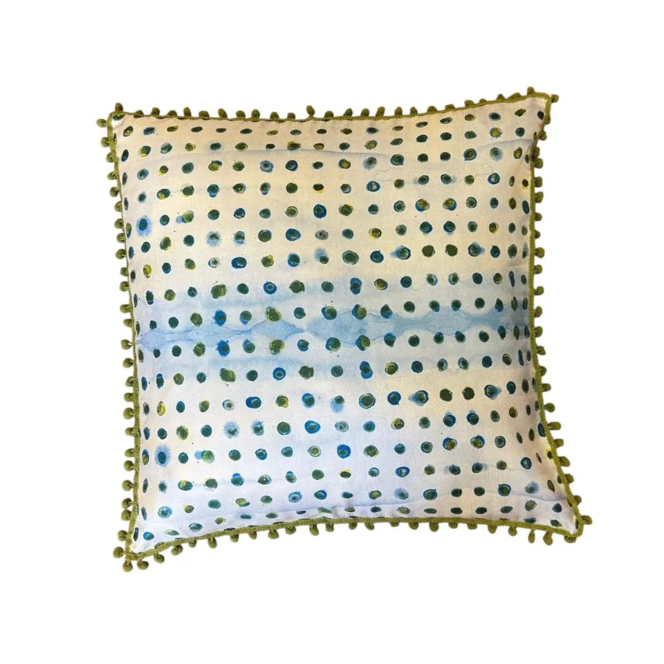 les-ottomans-kissenbezug-seide-green-polka-dot-tassel image 1
