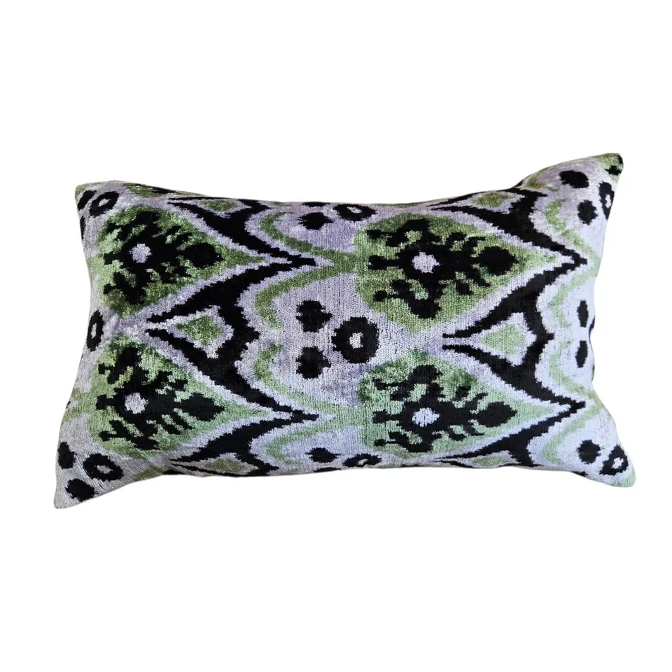 les-ottomans-kissenbezug-seidensamt-ikat-wendekissen image 1