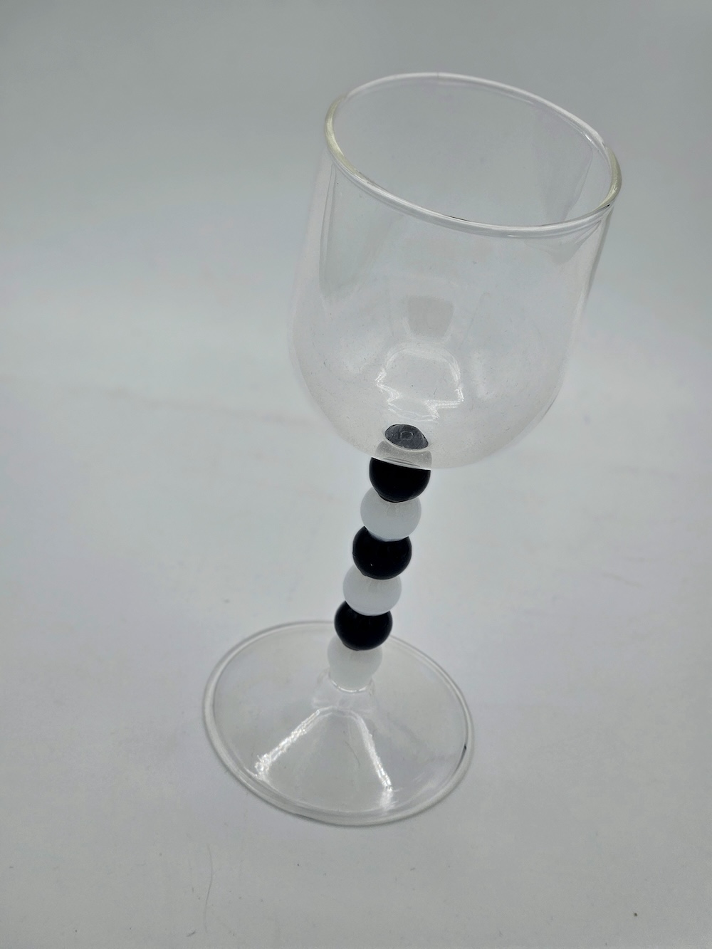 les-ottomans-weinkelch-hoch-mit-perlen-dunkelblau-glas image 3