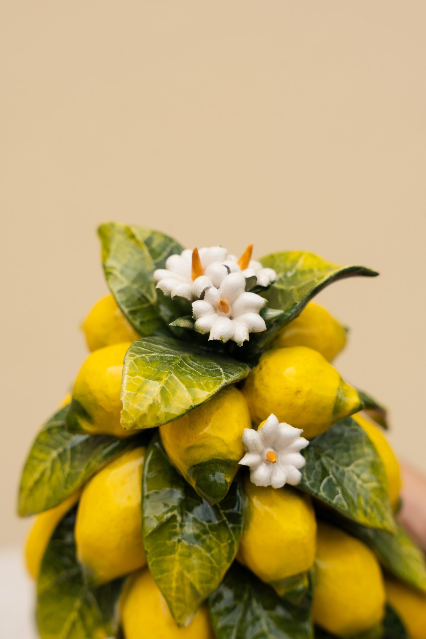 les-ottomans-pyramiden-centerpiece-aus-keramik-zitronen-und-blumen image 3