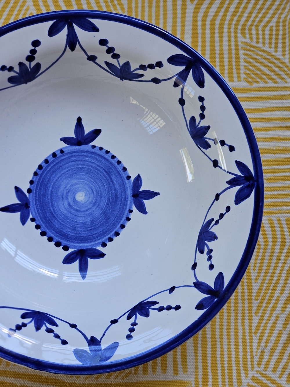 les-ottomans-dessertteller-aus-handbemalter-keramik image 3